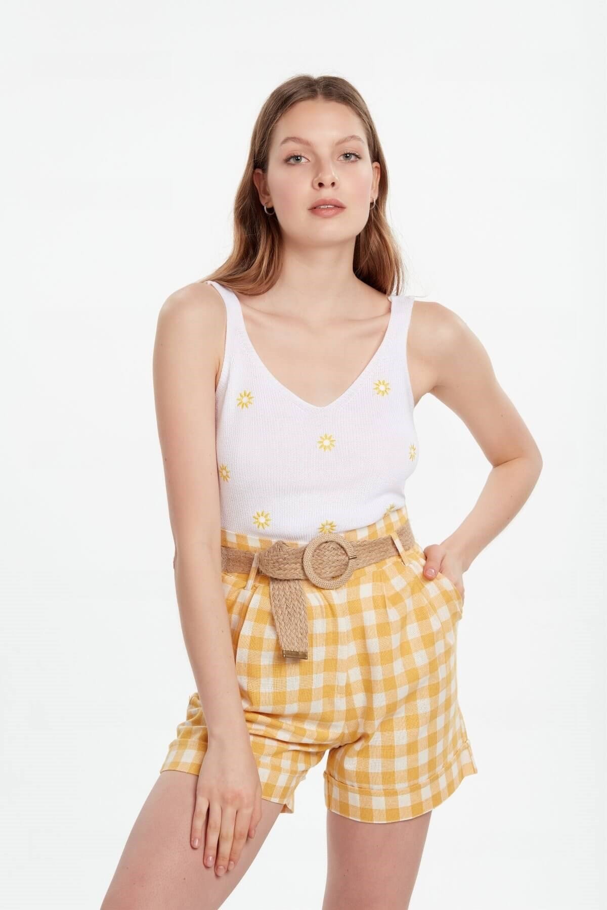 Ekose hasır kemerli keten şort sarı ve diğer Şort modellerimiz için online alışveriş mağazamızı ziyaret edin. 