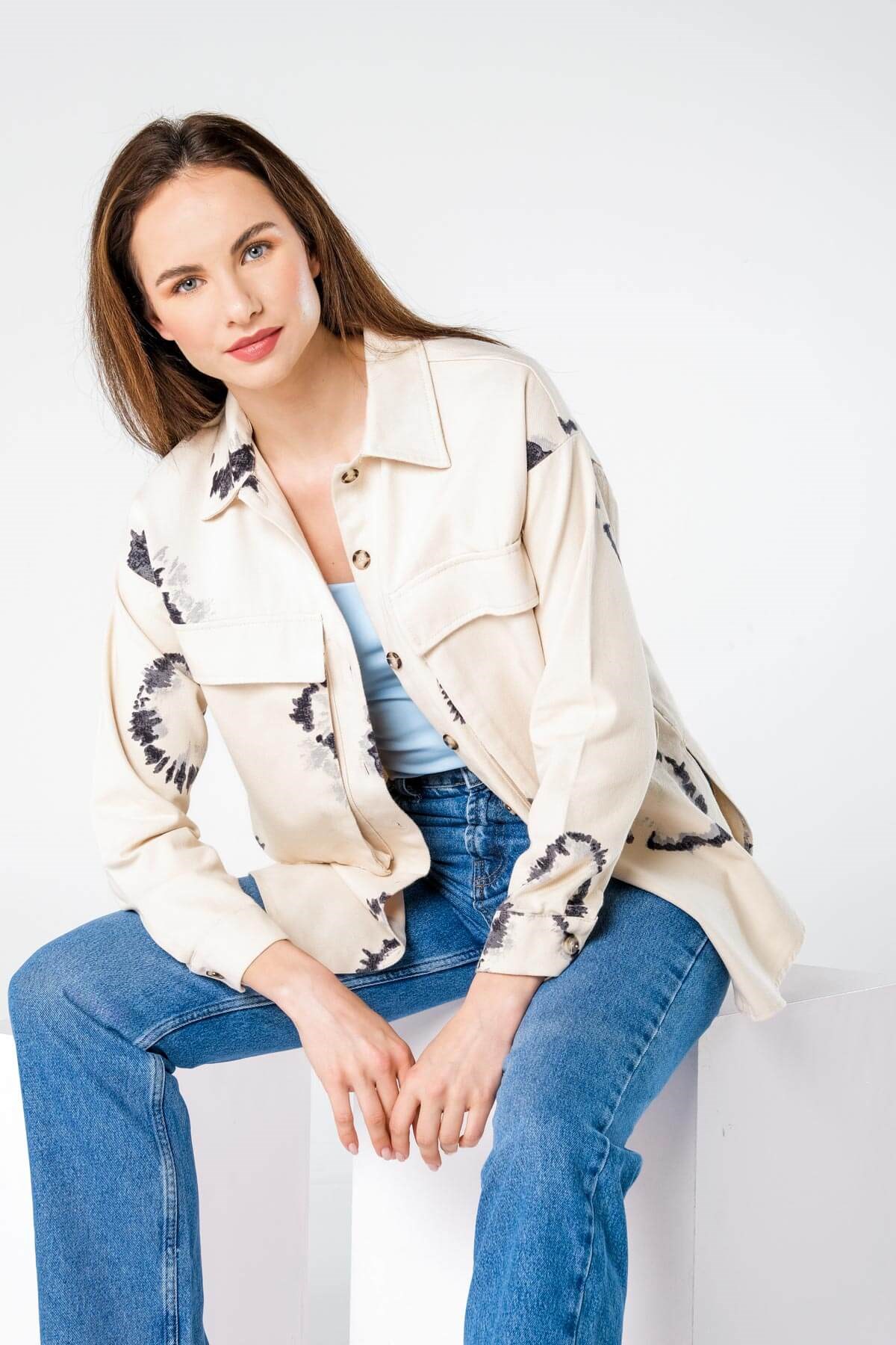 Ekru Batik Desen Kot Görünümlü Cepli Gömlek Ceket ve diğer Ceket modellerimiz için online alışveriş mağazamızı ziyaret edin. 