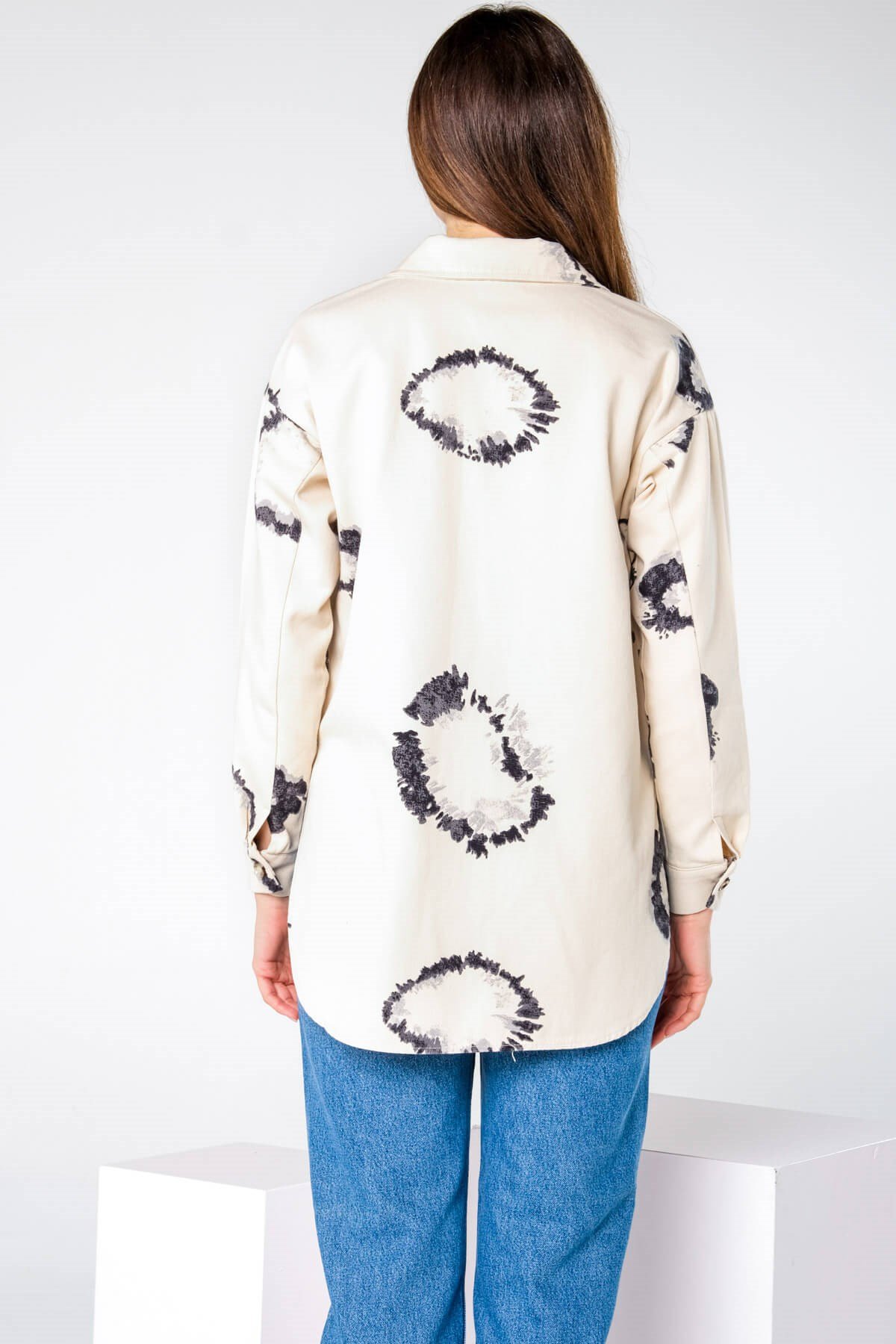 Ekru Batik Desen Kot Görünümlü Cepli Gömlek Ceket ve diğer Ceket modellerimiz için online alışveriş mağazamızı ziyaret edin. 