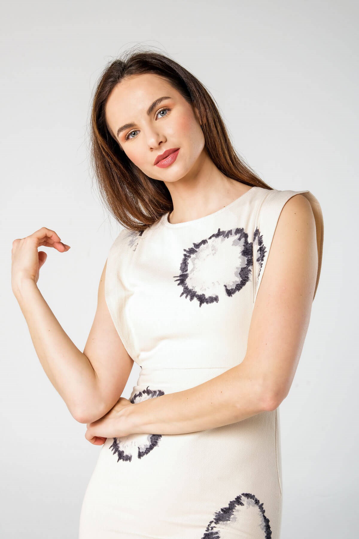 Ekru Batik Desen Kot Görünümlü Mini Elbise ve diğer Elbise modellerimiz için online alışveriş mağazamızı ziyaret edin. 