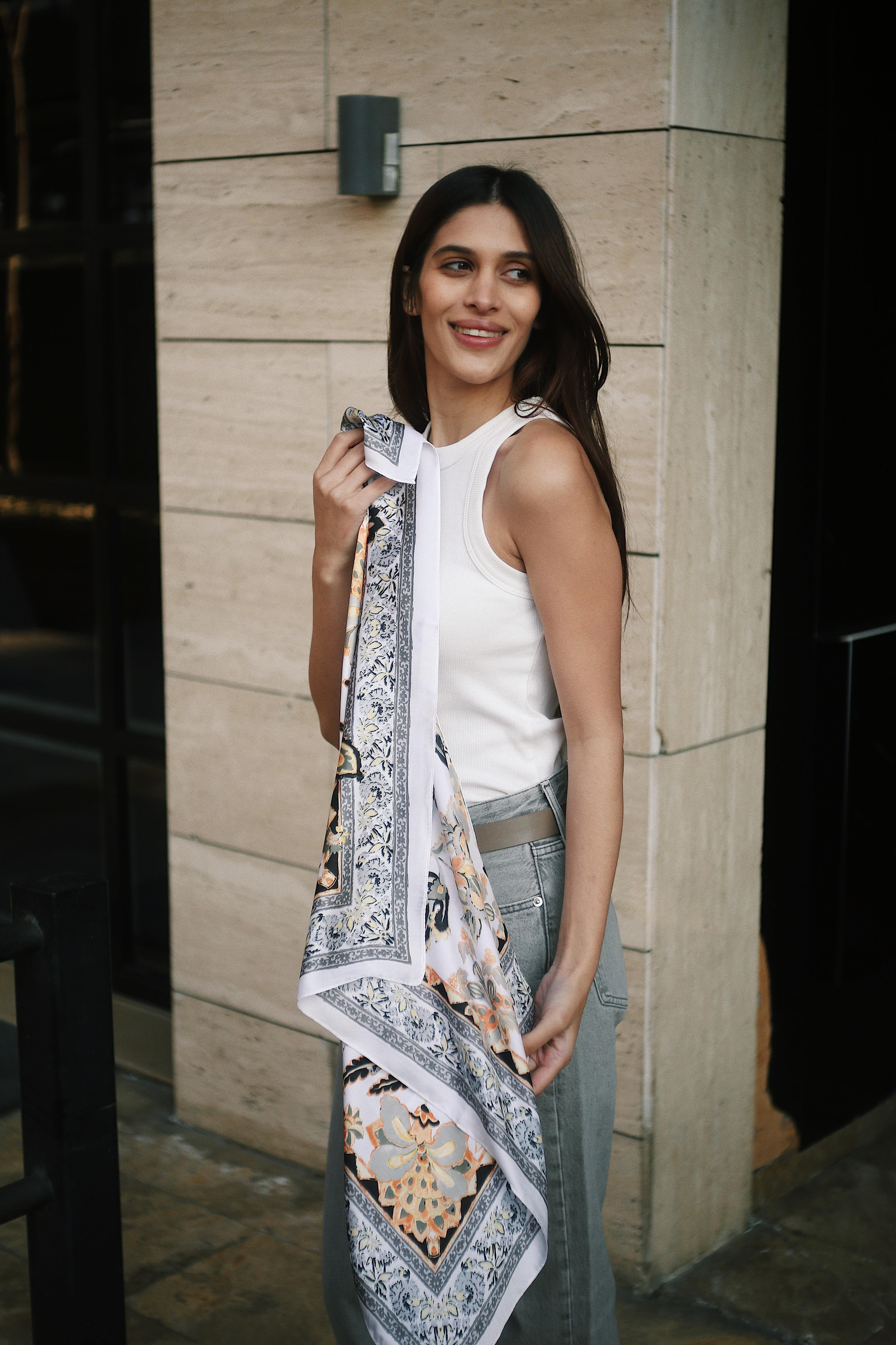 Gri Sarı Turuncu Desenli Kadın Fular ve diğer Fular modellerimiz için online alışveriş mağazamızı ziyaret edin. 