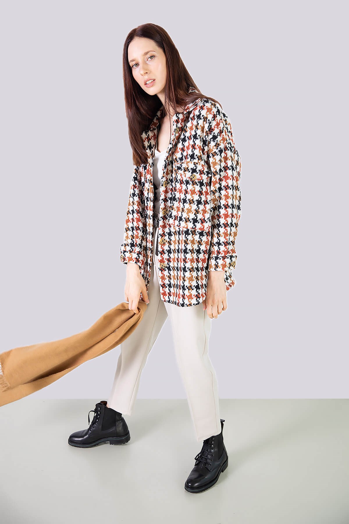 Kahve rengi turuncu kazayağı desenli ceket mont ve diğer Dış Giyim modellerimiz için online alışveriş mağazamızı ziyaret edin. 