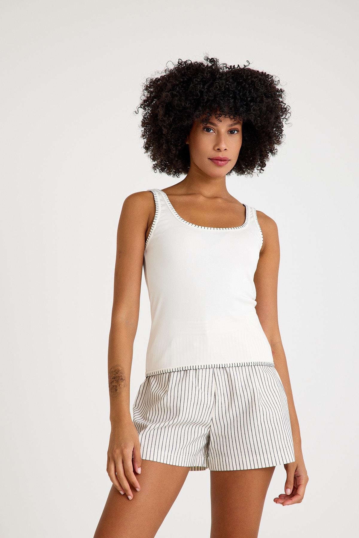 Kalın Askılı Siyah İp Örgü Detaylı Beyaz Bluz ve diğer Bluz modellerimiz için online alışveriş mağazamızı ziyaret edin. 