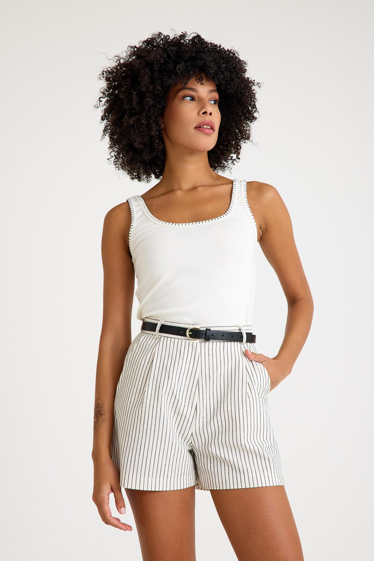 Kalın Askılı Siyah İp Örgü Detaylı Beyaz Bluz ve diğer Bluz modellerimiz için online alışveriş mağazamızı ziyaret edin. 