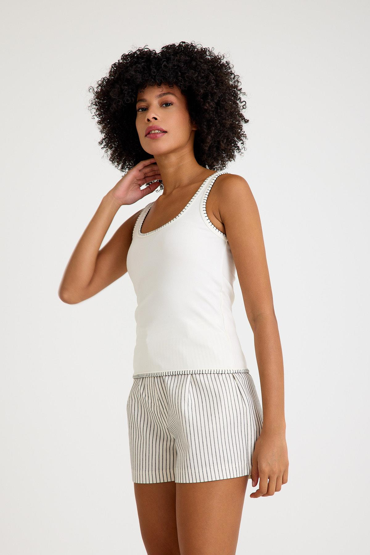 Kalın Askılı Siyah İp Örgü Detaylı Beyaz Bluz ve diğer Bluz modellerimiz için online alışveriş mağazamızı ziyaret edin. 