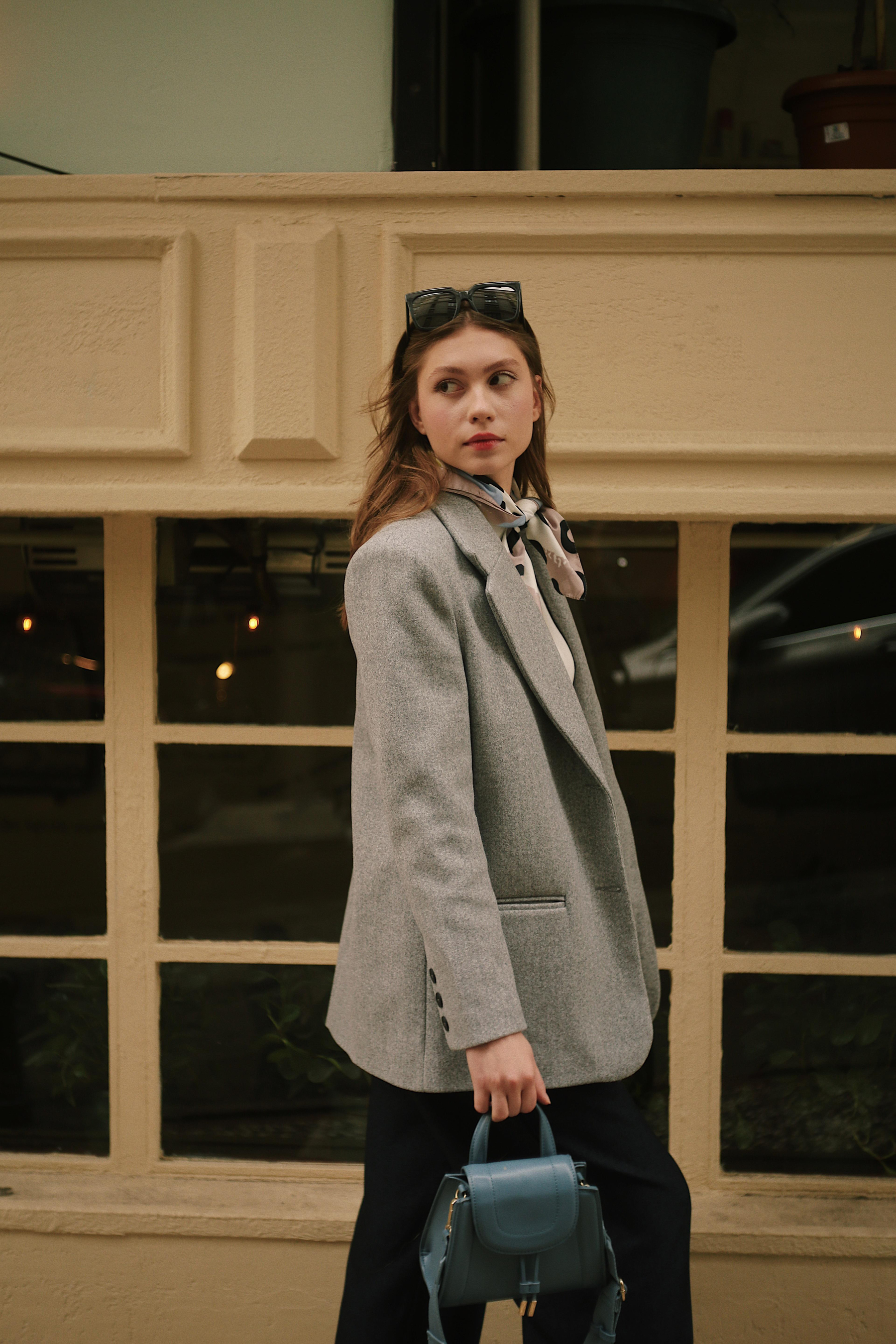 Kaşe Kalın Klasik Kadın Gri Blazer Ceket Mont ve diğer Ceket modellerimiz için online alışveriş mağazamızı ziyaret edin. 