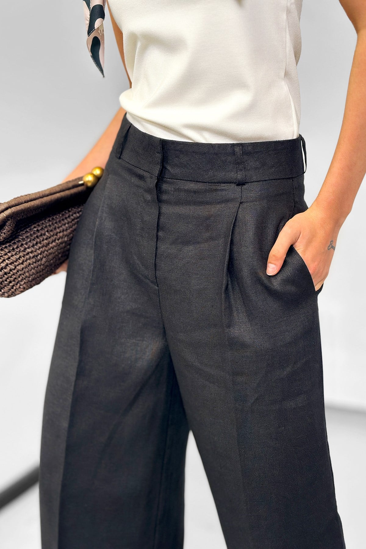 Keten %100 Tailored Klasik Kesim Pantolon - Siyah ve diğer Pantolon modellerimiz için online alışveriş mağazamızı ziyaret edin. 