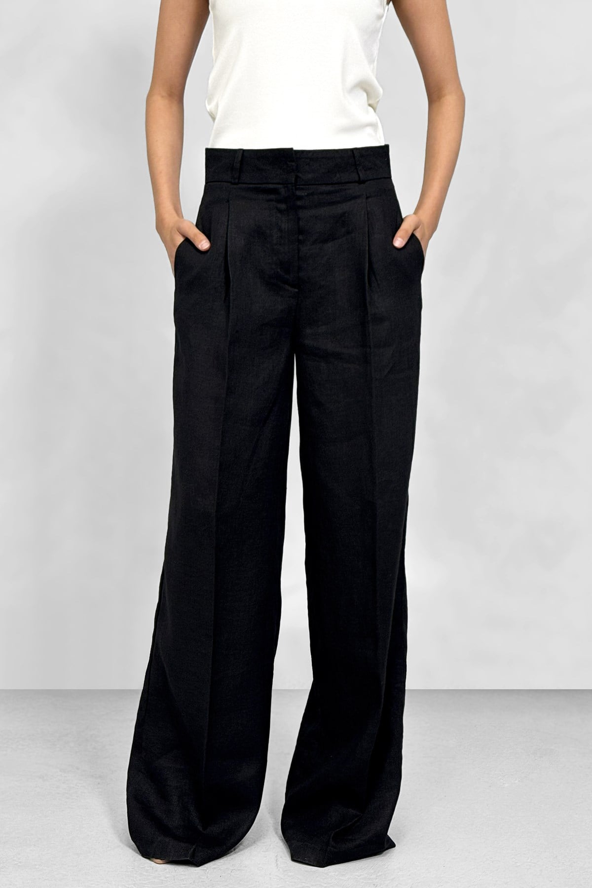 Keten %100 Tailored Klasik Kesim Pantolon - Siyah ve diğer Pantolon modellerimiz için online alışveriş mağazamızı ziyaret edin. 