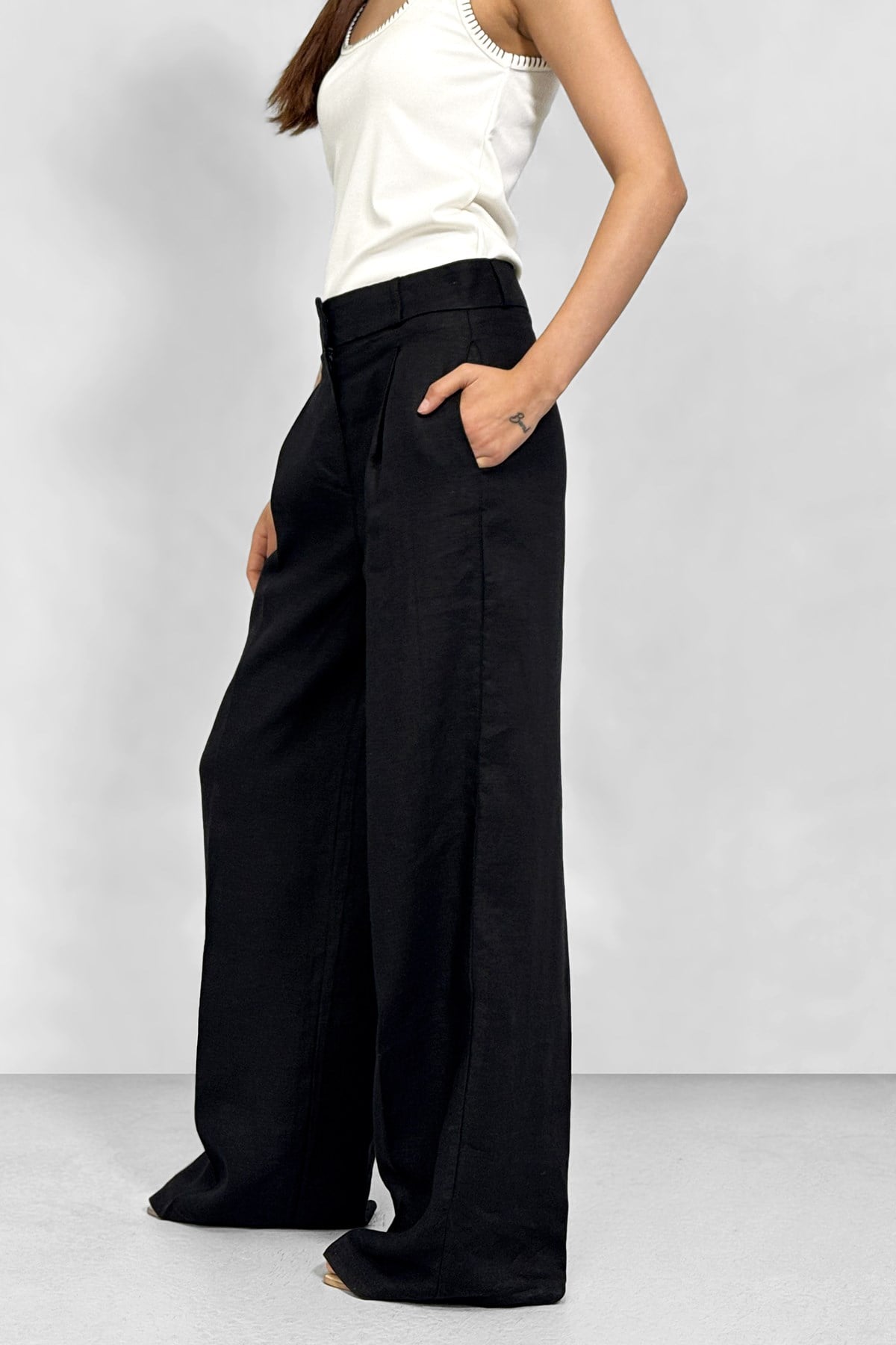 Keten %100 Tailored Klasik Kesim Pantolon - Siyah ve diğer Pantolon modellerimiz için online alışveriş mağazamızı ziyaret edin. 