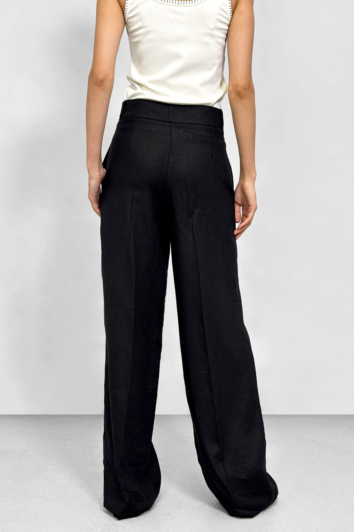 Keten %100 Tailored Klasik Kesim Pantolon - Siyah ve diğer Pantolon modellerimiz için online alışveriş mağazamızı ziyaret edin. 