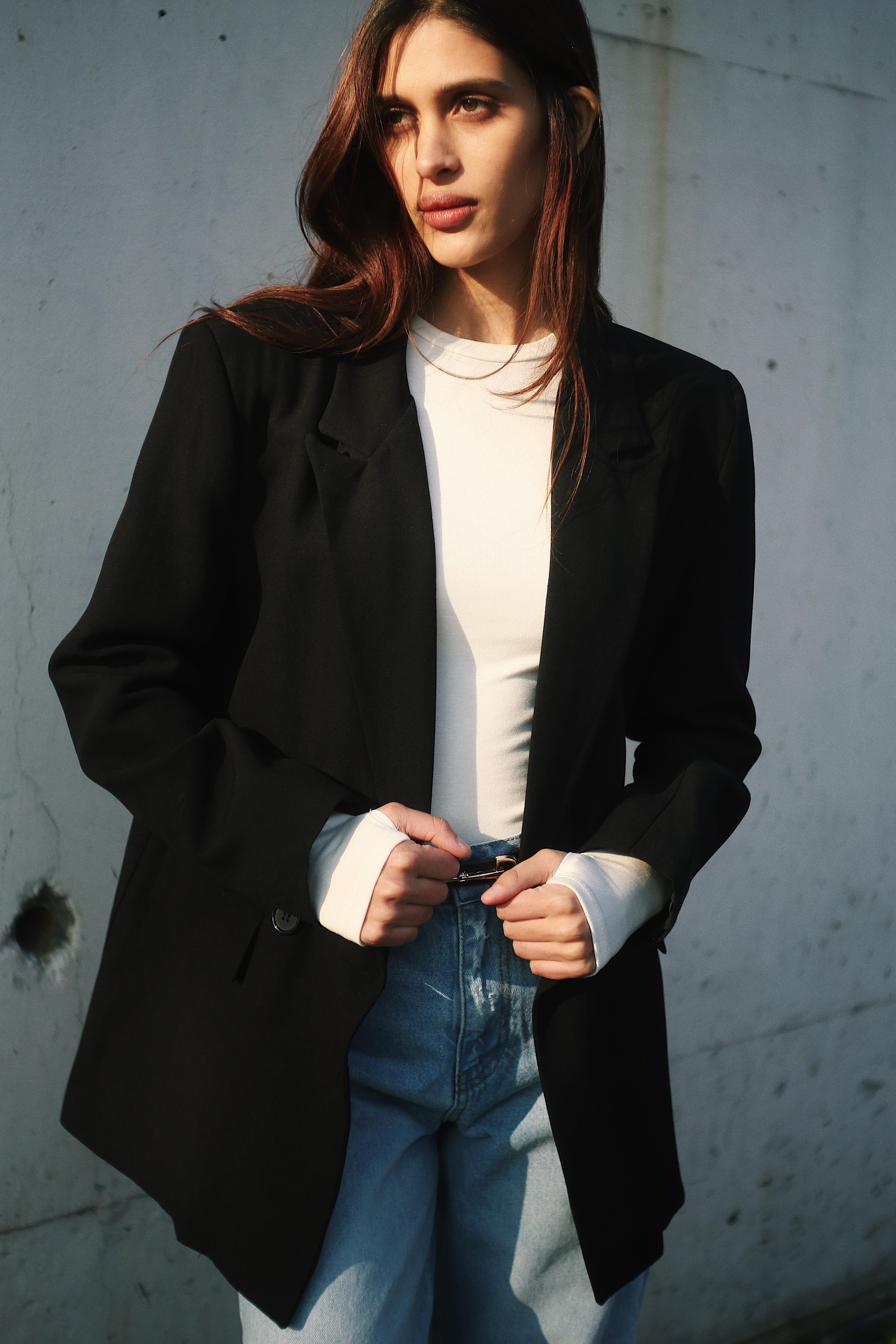 Keten Astarlı Klasik Kruvaze Kadın Siyah Ceket ve diğer Ceket modellerimiz için online alışveriş mağazamızı ziyaret edin. 