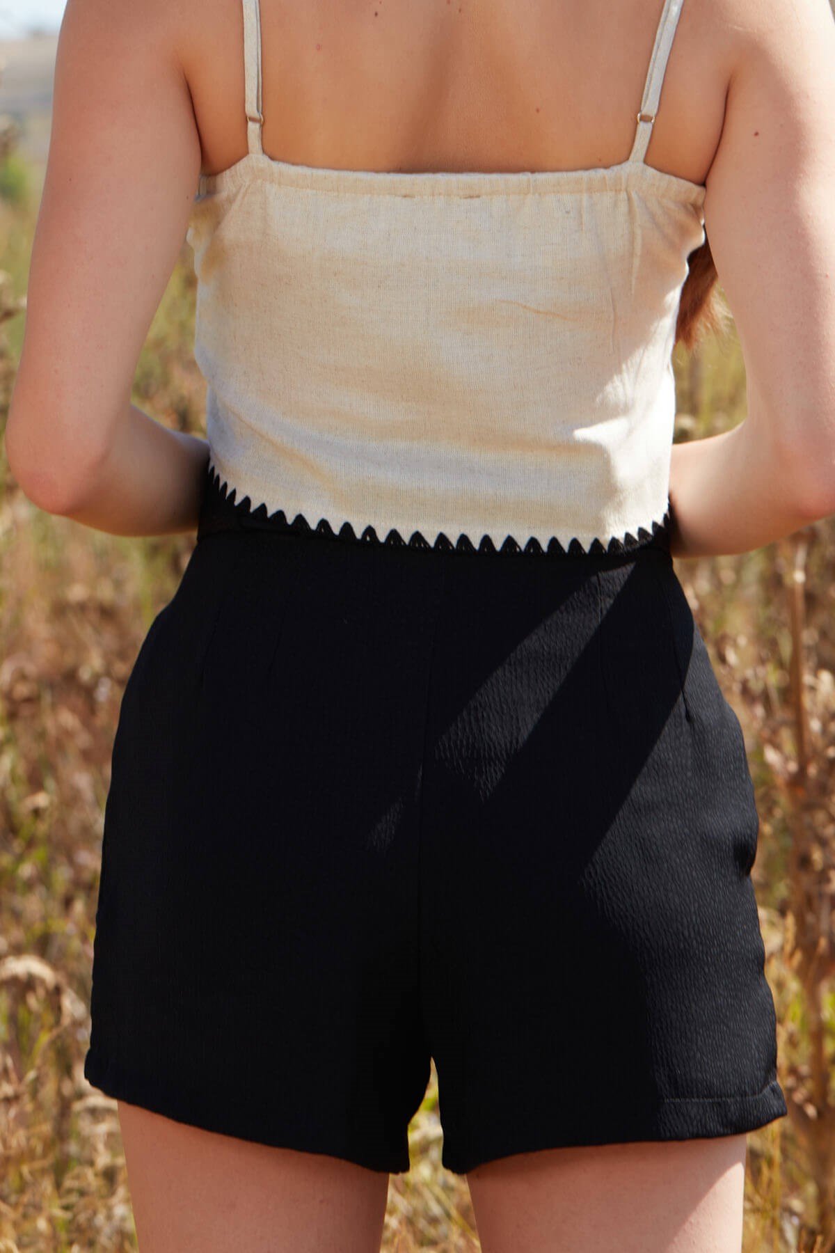 Keten kenarları işlemeli düğmeli crop bluz - Ekru ve diğer Bluz & Gömlek modellerimiz için online alışveriş mağazamızı ziyaret edin. 