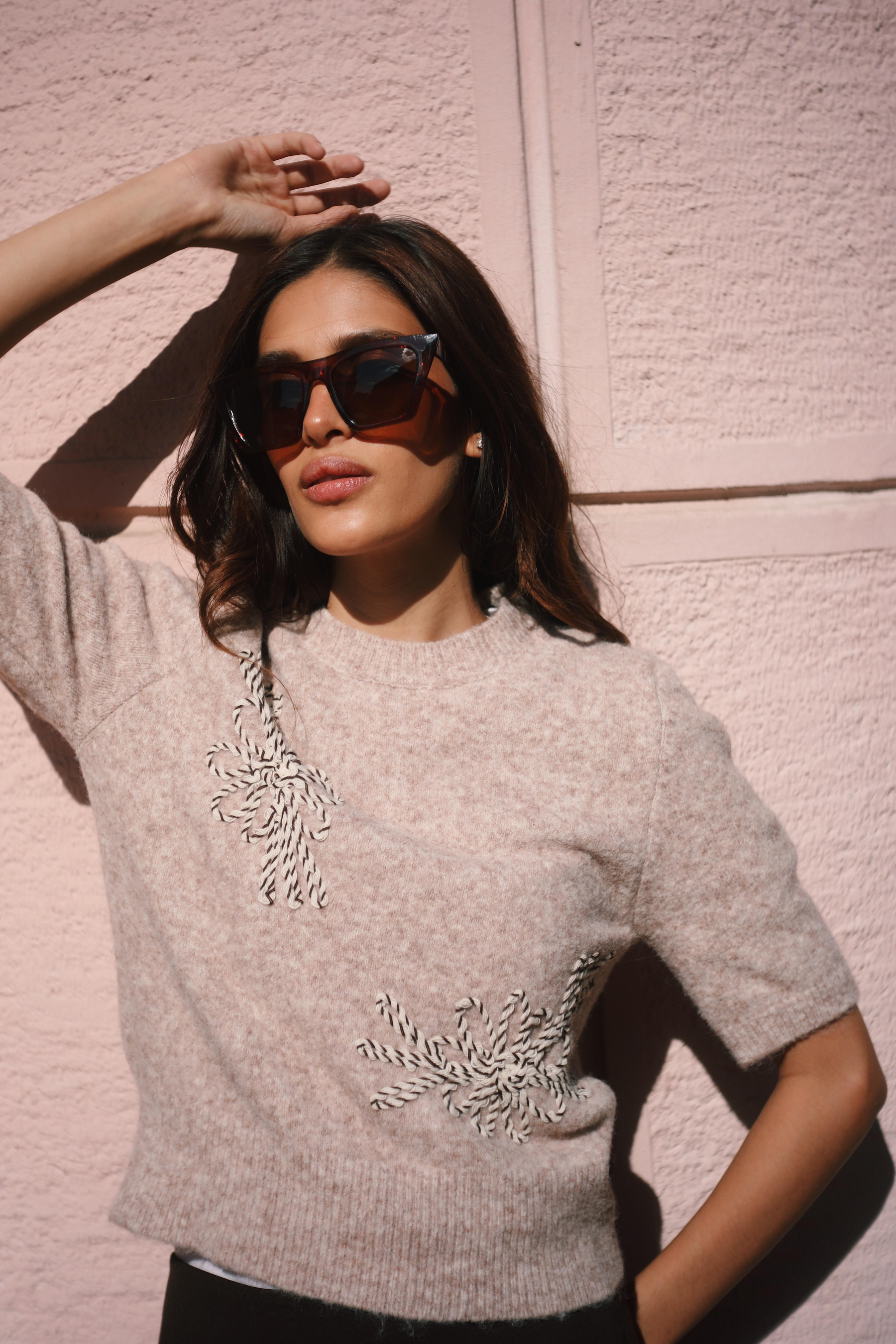 Kısa Kollu İşleme Detaylı Bisiklet Yaka Crop Triko ve diğer Triko modellerimiz için online alışveriş mağazamızı ziyaret edin. 