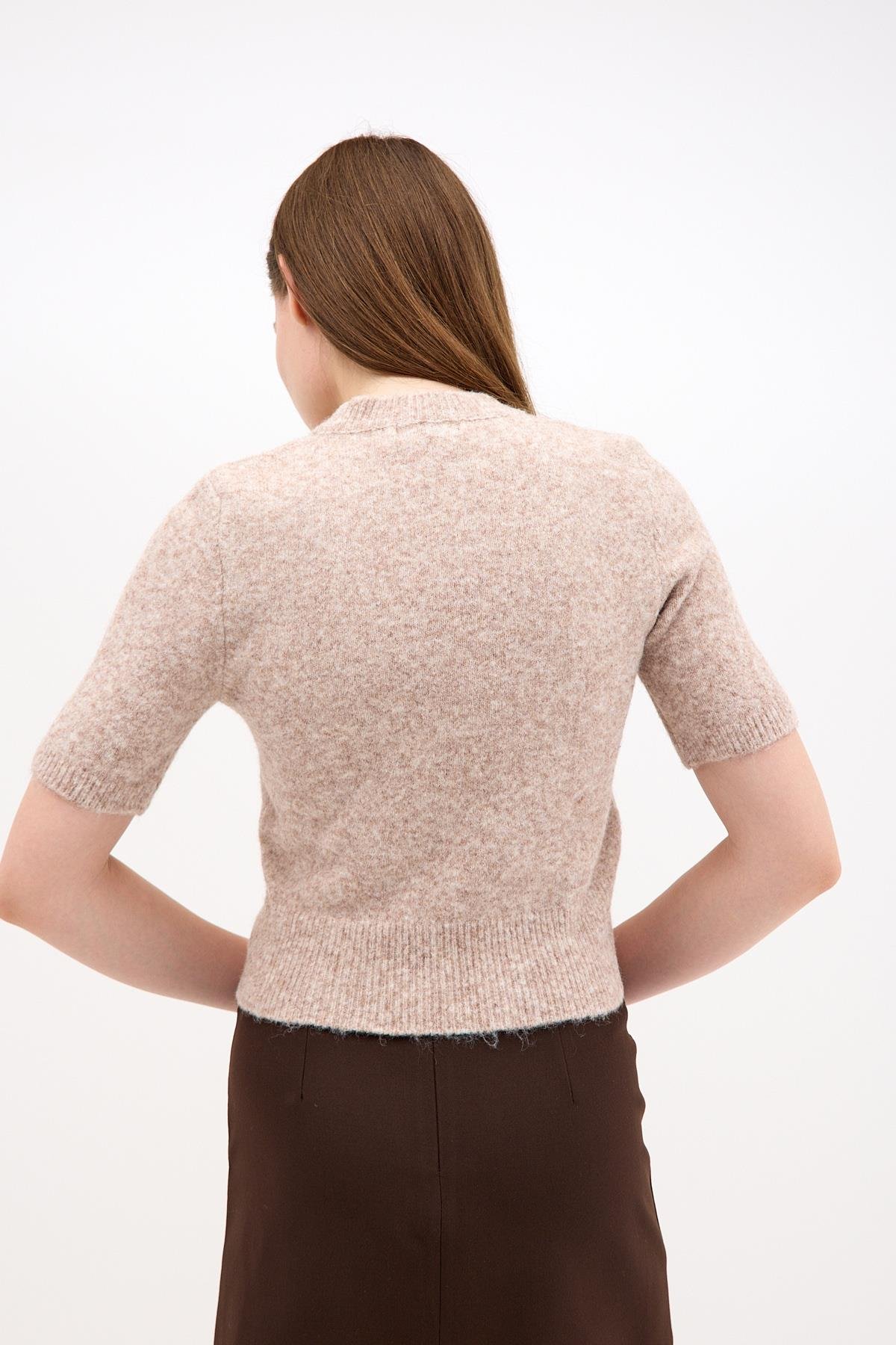 Kısa Kollu İşleme Detaylı Bisiklet Yaka Crop Triko ve diğer Triko modellerimiz için online alışveriş mağazamızı ziyaret edin. 