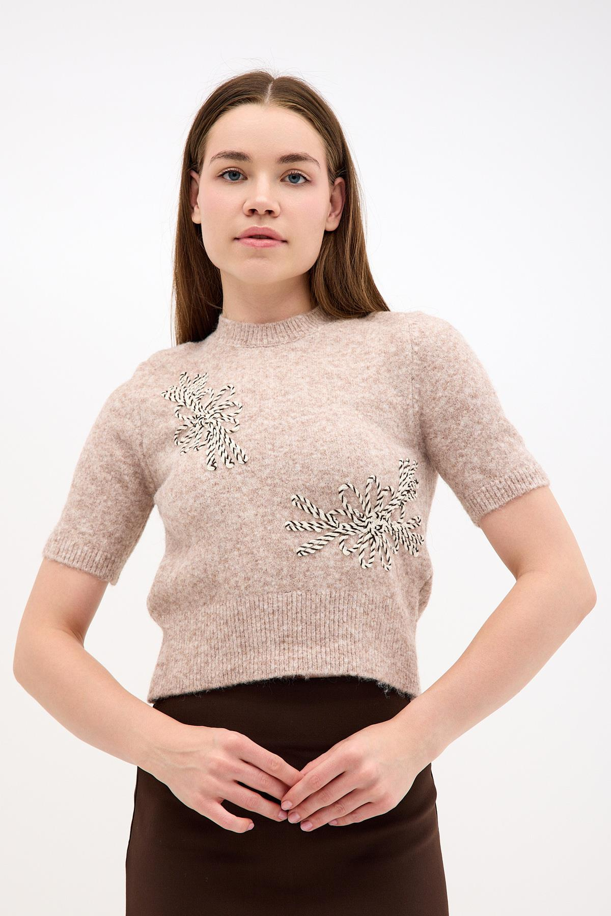 Kısa Kollu İşleme Detaylı Bisiklet Yaka Crop Triko ve diğer Triko modellerimiz için online alışveriş mağazamızı ziyaret edin. 