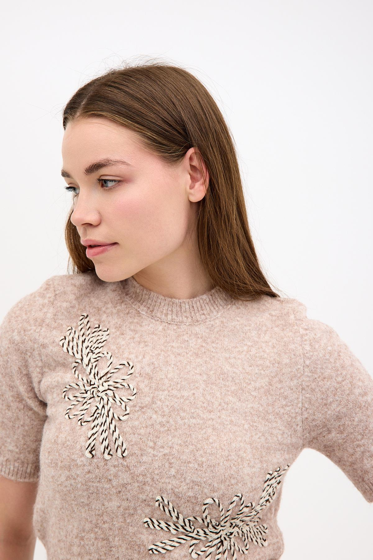 Kısa Kollu İşleme Detaylı Bisiklet Yaka Crop Triko ve diğer Triko modellerimiz için online alışveriş mağazamızı ziyaret edin. 