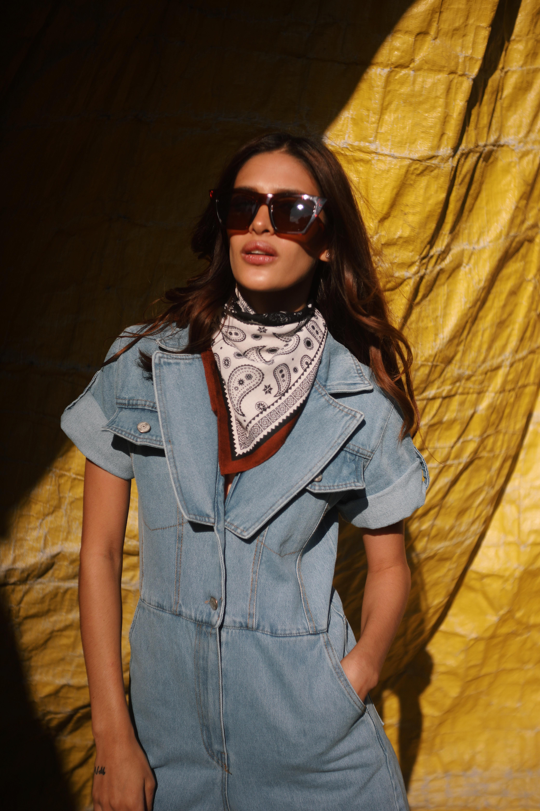 Kısa Kollu V Yaka Detaylı Jean Kot Tulum ve diğer Tulum modellerimiz için online alışveriş mağazamızı ziyaret edin. 