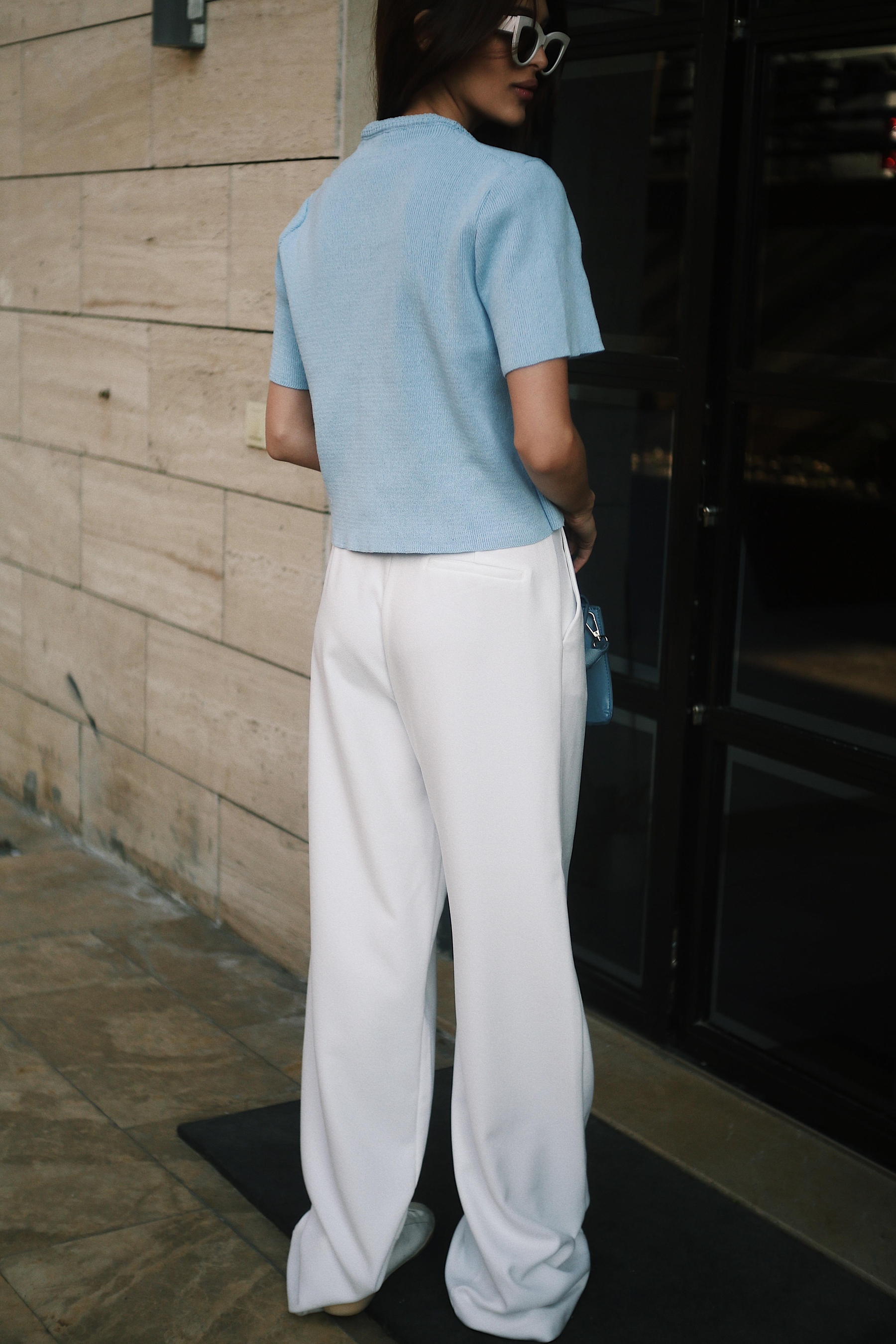 Kısa Kollu V-Yaka Gümüş Rengi Düğmeli Kadın Mavi Triko ve diğer Triko modellerimiz için online alışveriş mağazamızı ziyaret edin. 