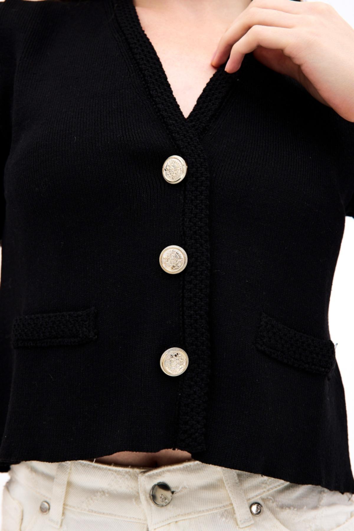 Kısa Kollu V-Yaka Gümüş Rengi Düğmeli Kadın Siyah Triko ve diğer Bluz & Gömlek modellerimiz için online alışveriş mağazamızı ziyaret edin. 