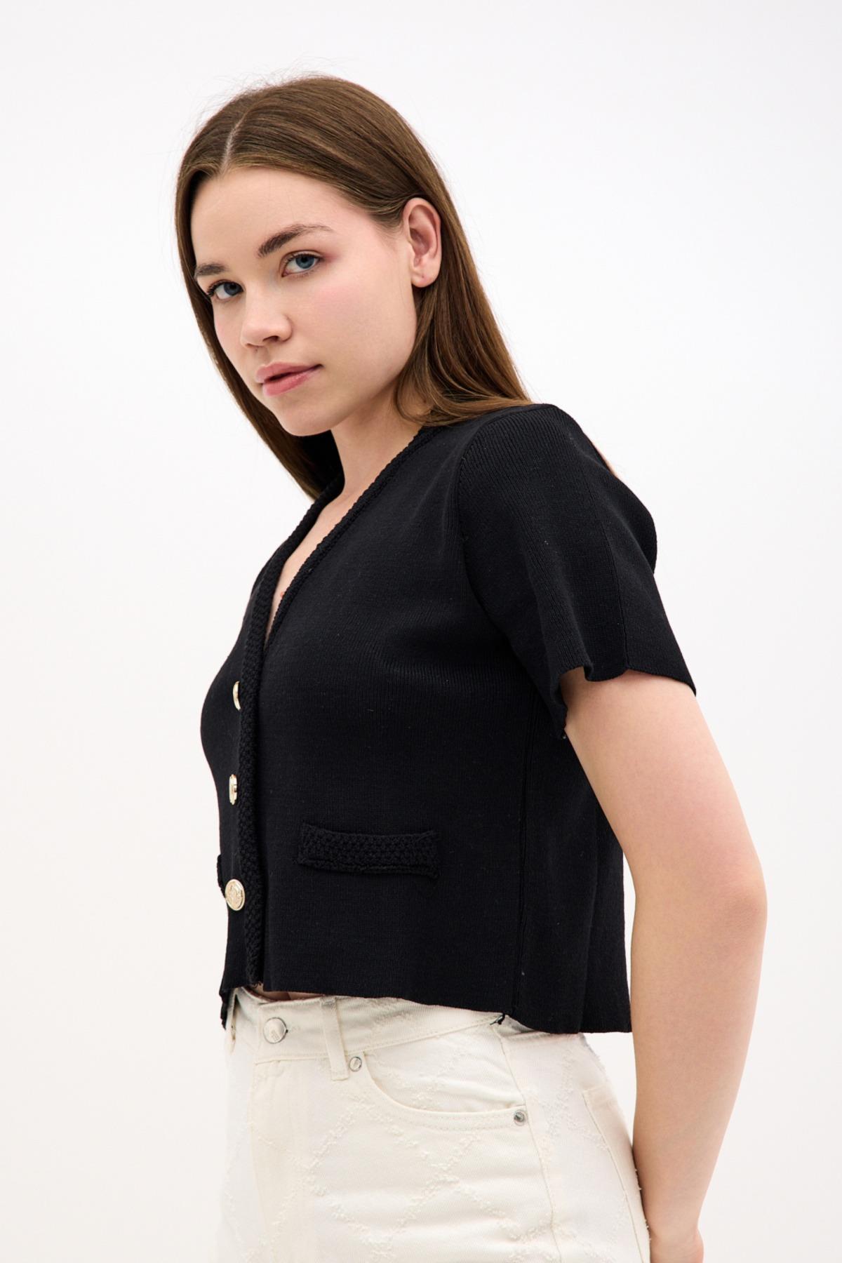 Kısa Kollu V-Yaka Gümüş Rengi Düğmeli Kadın Siyah Triko ve diğer Bluz & Gömlek modellerimiz için online alışveriş mağazamızı ziyaret edin. 