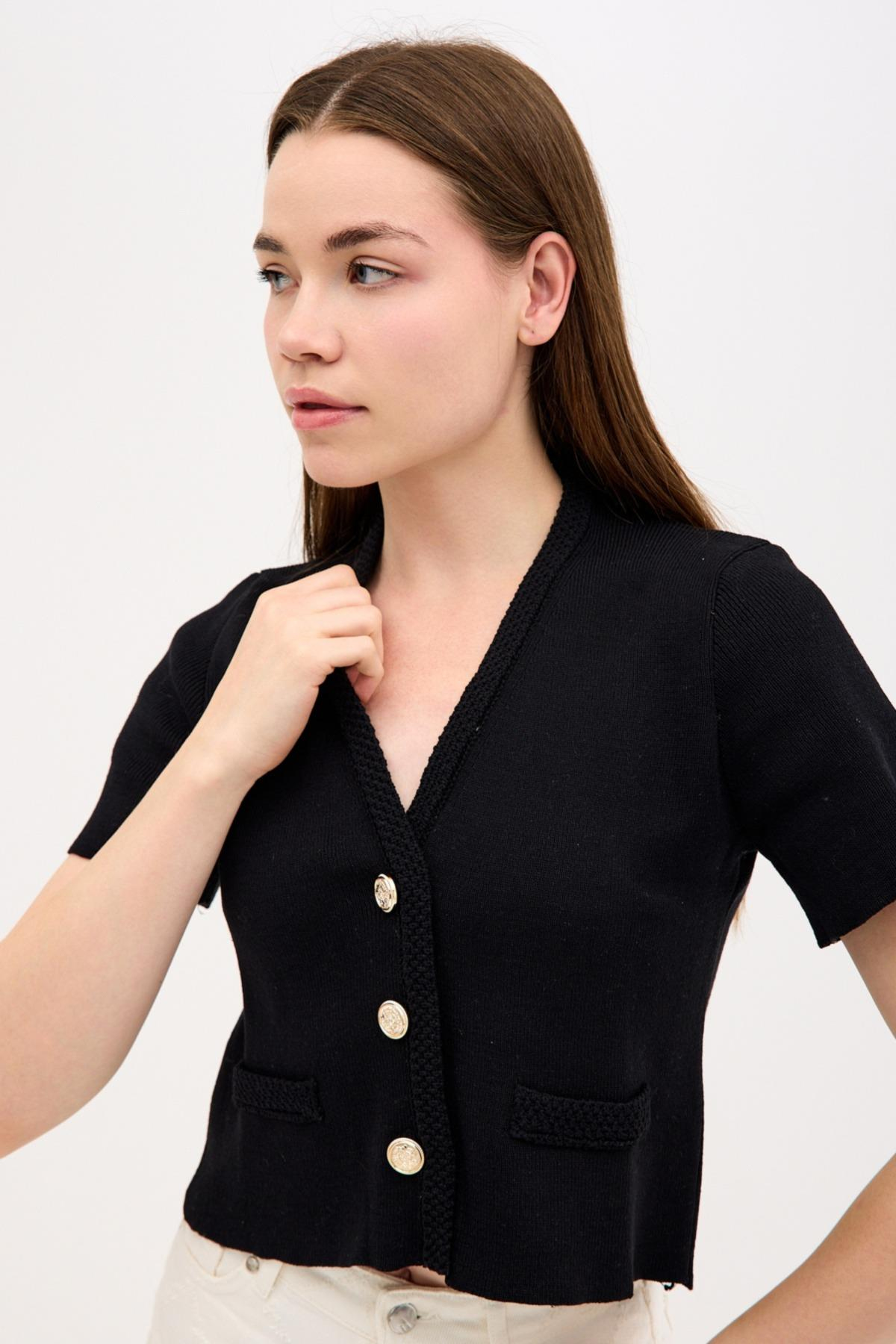 Kısa Kollu V-Yaka Gümüş Rengi Düğmeli Kadın Siyah Triko ve diğer Bluz & Gömlek modellerimiz için online alışveriş mağazamızı ziyaret edin. 