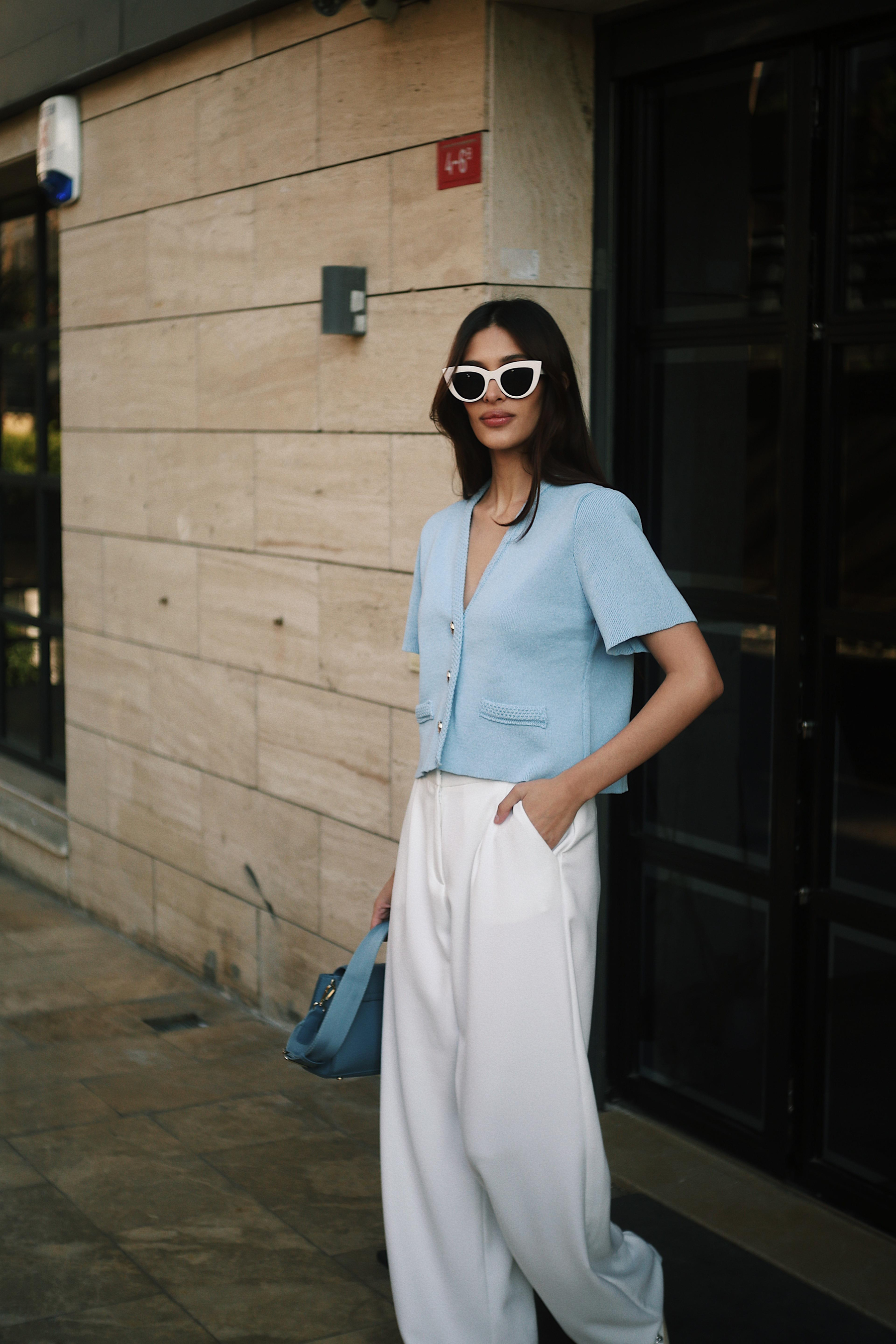 Kısa Kollu V-Yaka Gümüş Rengi Düğmeli Kadın Mavi Triko ve diğer Triko modellerimiz için online alışveriş mağazamızı ziyaret edin. 