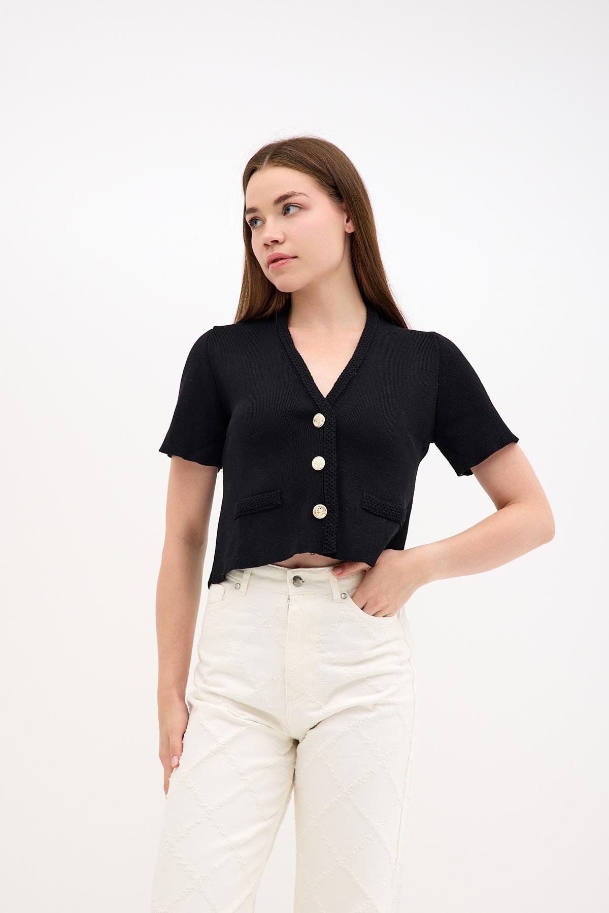 Kısa Kollu V-Yaka Gümüş Rengi Düğmeli Kadın Siyah Triko ve diğer Bluz & Gömlek modellerimiz için online alışveriş mağazamızı ziyaret edin. 