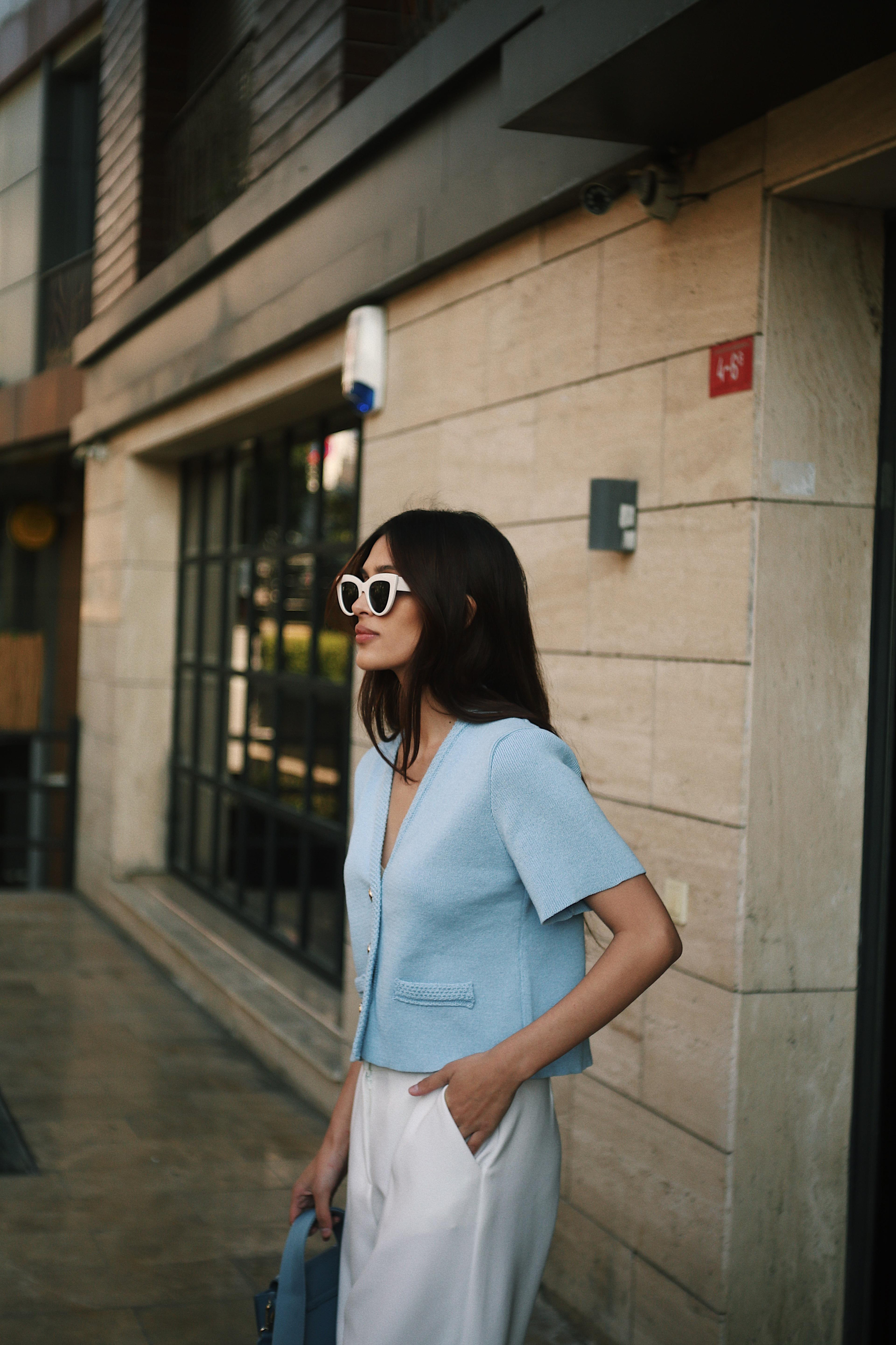 Kısa Kollu V-Yaka Gümüş Rengi Düğmeli Kadın Mavi Triko ve diğer Triko modellerimiz için online alışveriş mağazamızı ziyaret edin. 