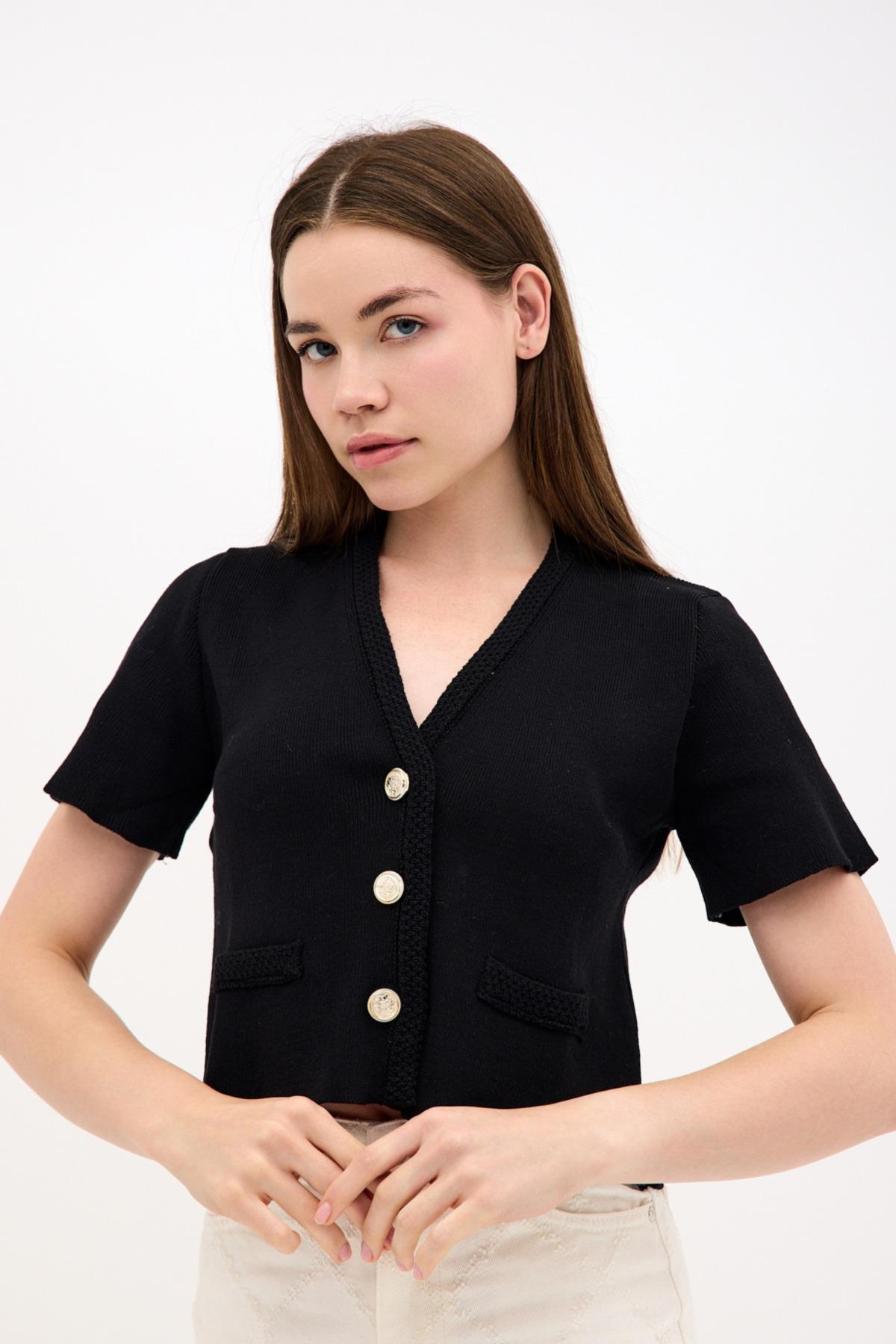 Kısa Kollu V-Yaka Gümüş Rengi Düğmeli Kadın Siyah Triko ve diğer Bluz & Gömlek modellerimiz için online alışveriş mağazamızı ziyaret edin. 