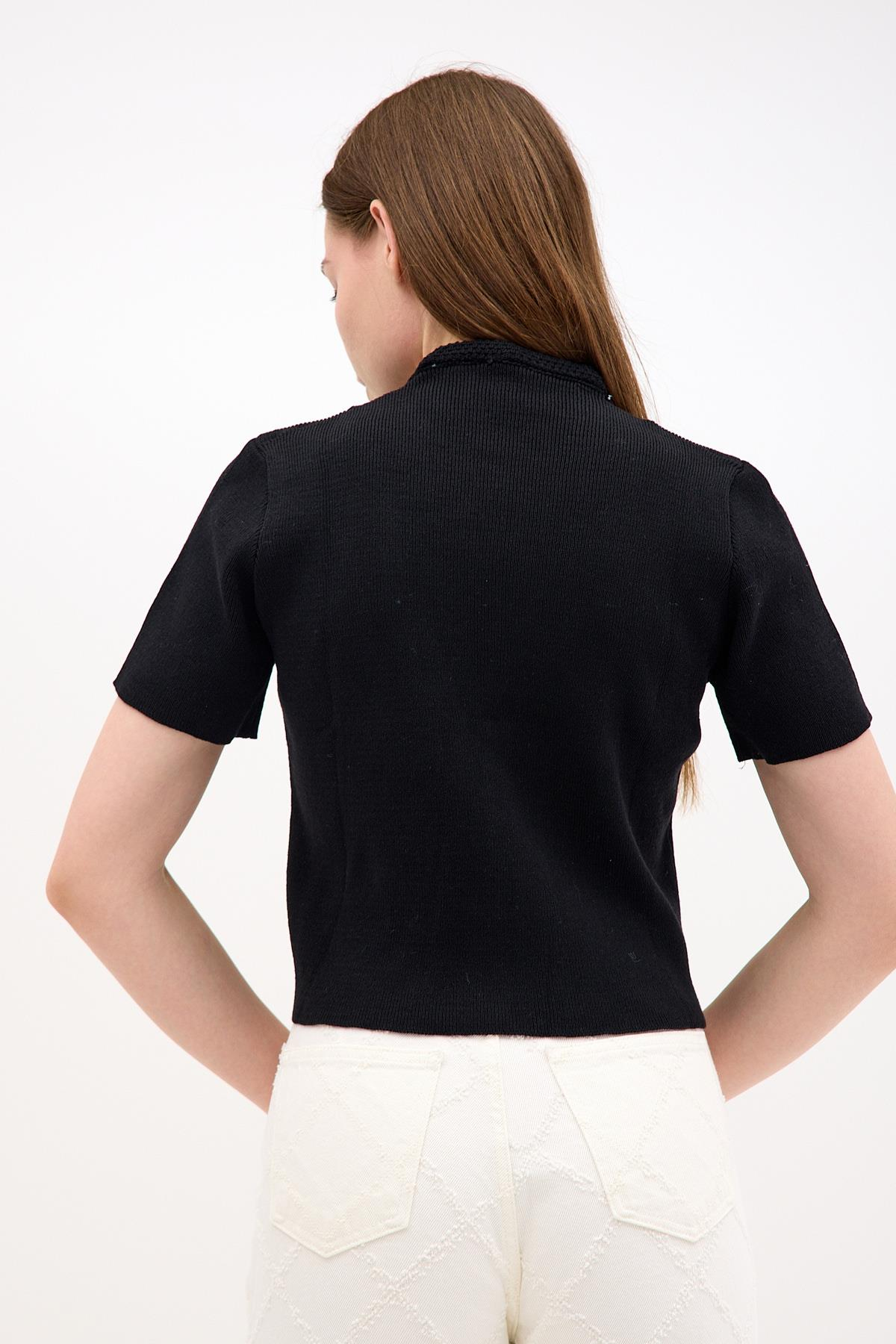 Kısa Kollu V-Yaka Gümüş Rengi Düğmeli Kadın Siyah Triko ve diğer Bluz & Gömlek modellerimiz için online alışveriş mağazamızı ziyaret edin. 