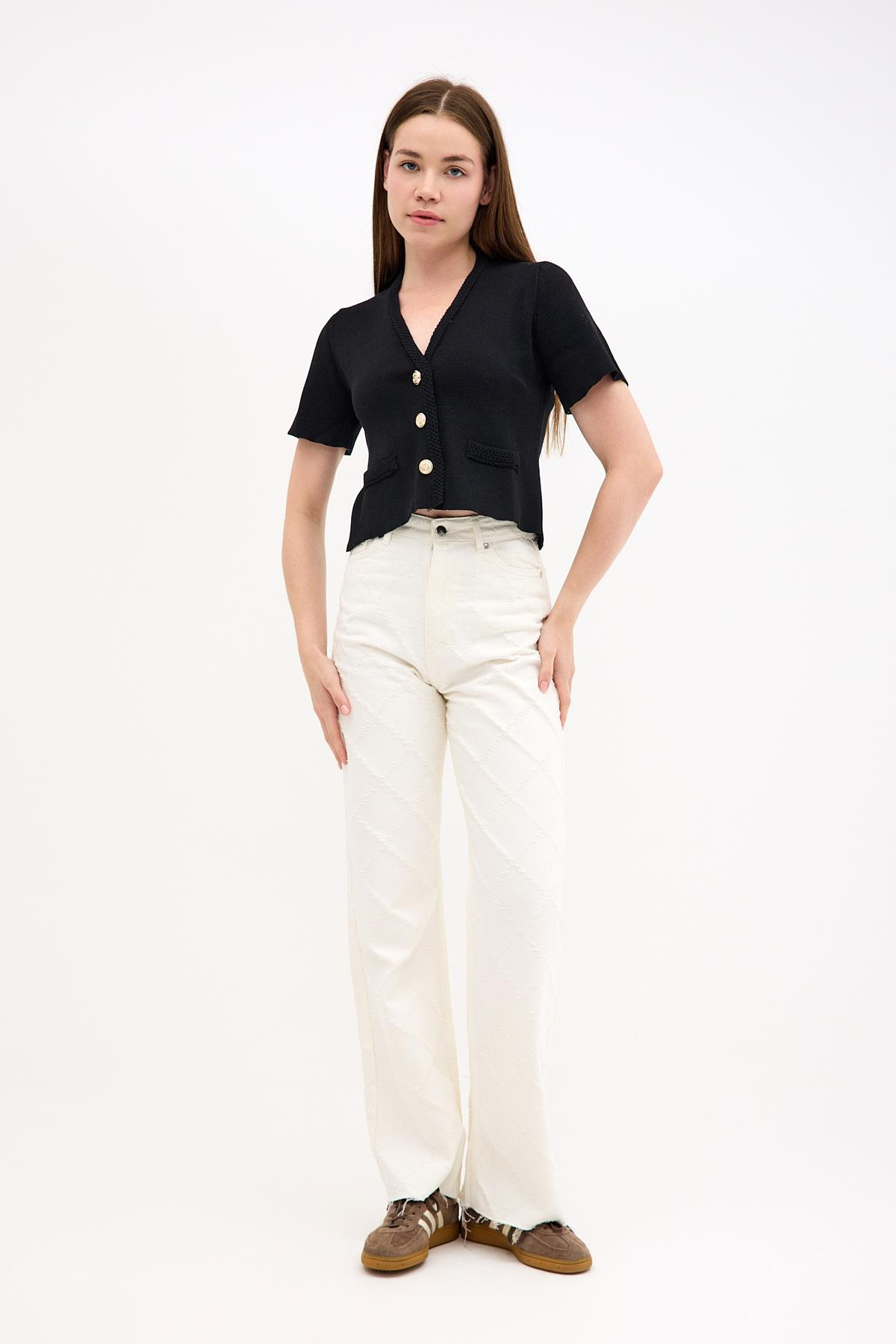 Kısa Kollu V-Yaka Gümüş Rengi Düğmeli Kadın Siyah Triko ve diğer Bluz & Gömlek modellerimiz için online alışveriş mağazamızı ziyaret edin. 