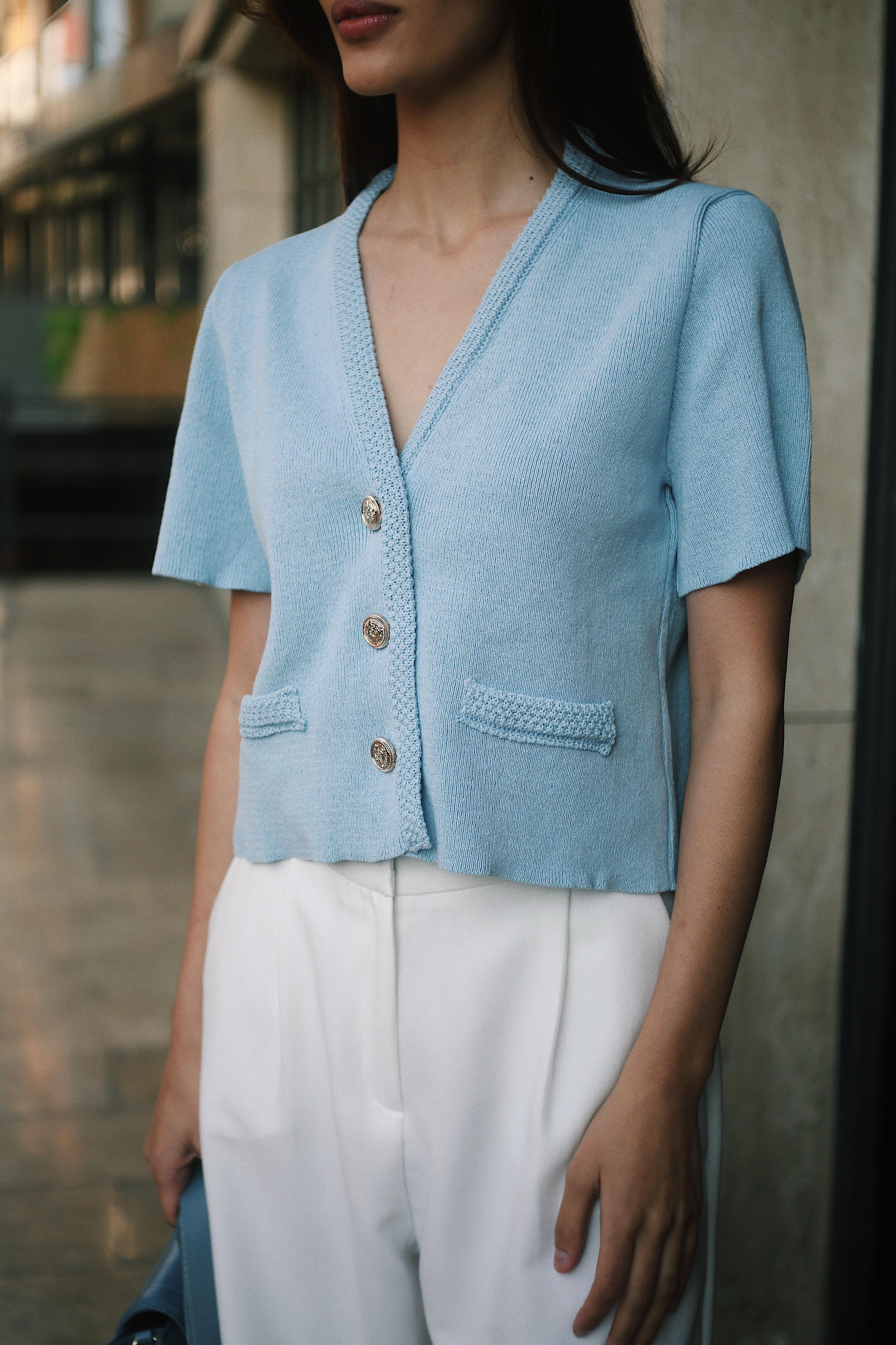 Kısa Kollu V-Yaka Gümüş Rengi Düğmeli Kadın Mavi Triko ve diğer Triko modellerimiz için online alışveriş mağazamızı ziyaret edin. 