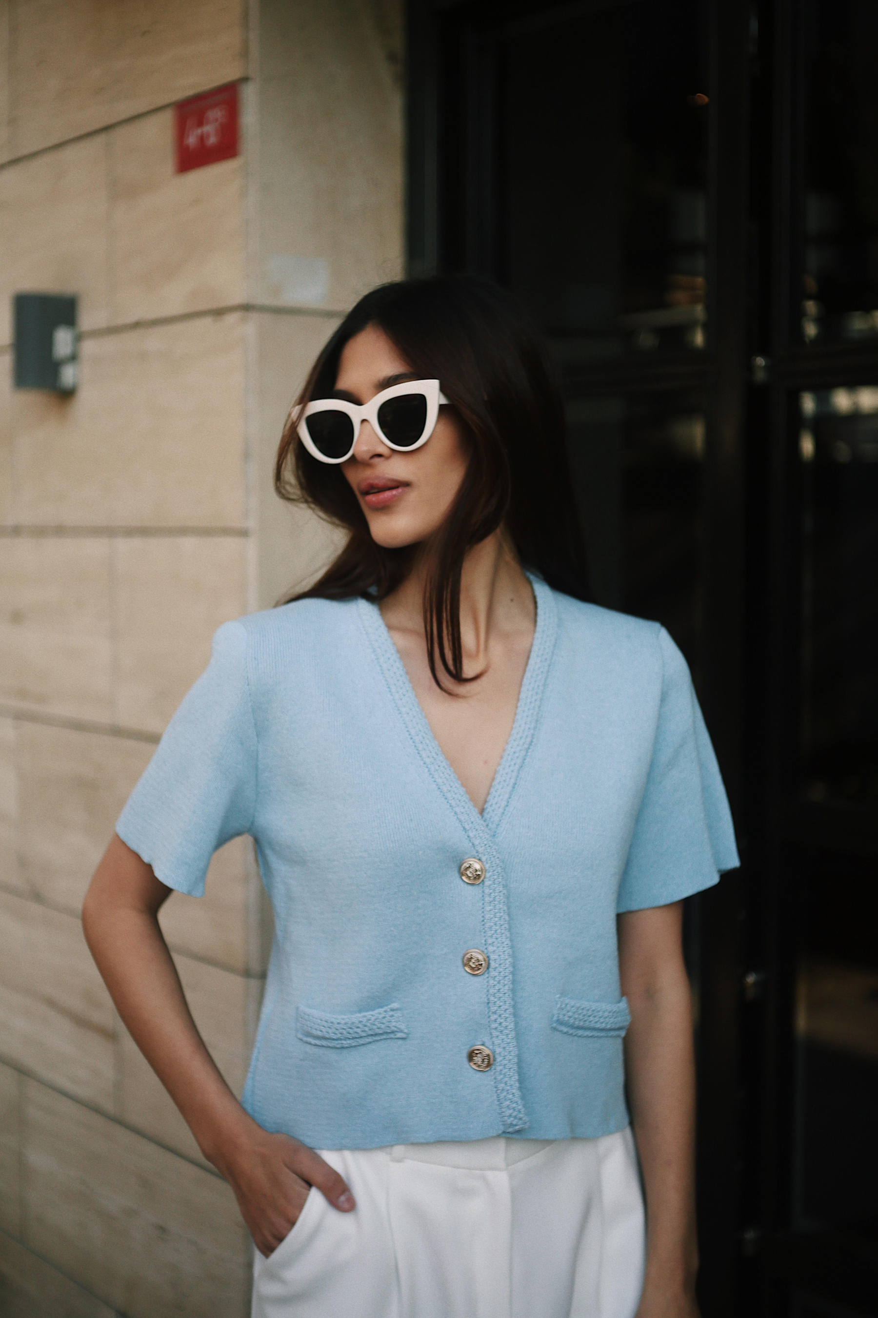 Kısa Kollu V-Yaka Gümüş Rengi Düğmeli Kadın Mavi Triko ve diğer Triko modellerimiz için online alışveriş mağazamızı ziyaret edin. 