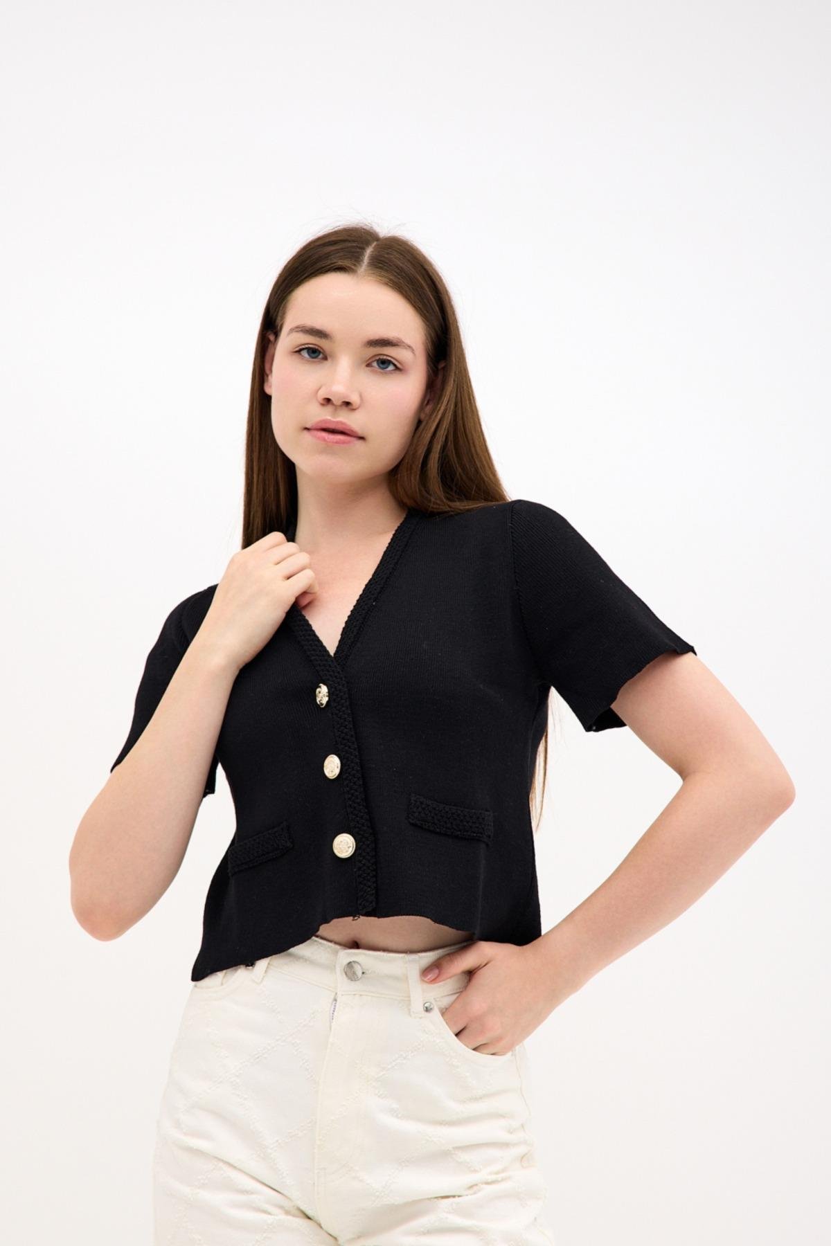 Kısa Kollu V-Yaka Gümüş Rengi Düğmeli Kadın Siyah Triko ve diğer Bluz & Gömlek modellerimiz için online alışveriş mağazamızı ziyaret edin. 