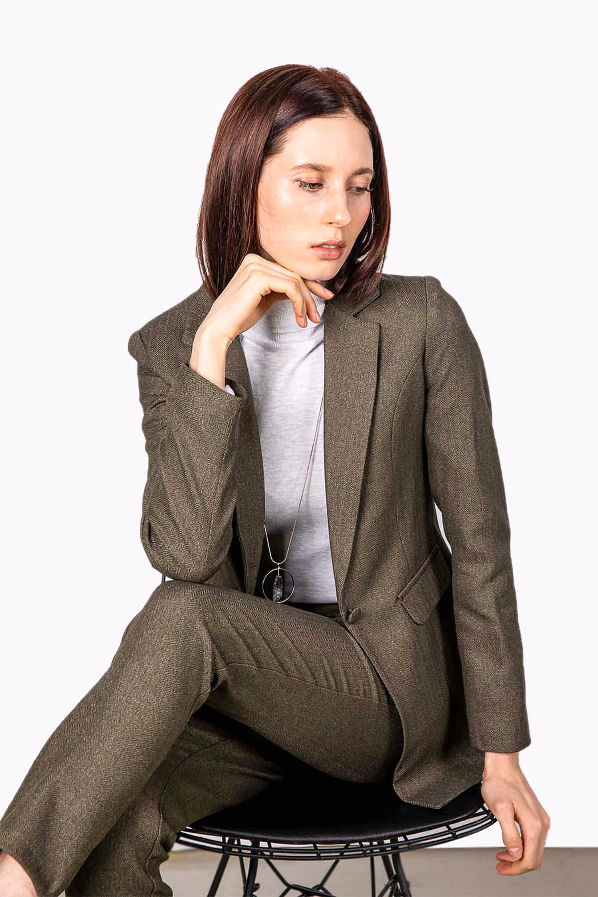 Klasik dar kesim pantolon ceket  takım yeşil ve diğer Takım modellerimiz için online alışveriş mağazamızı ziyaret edin. 