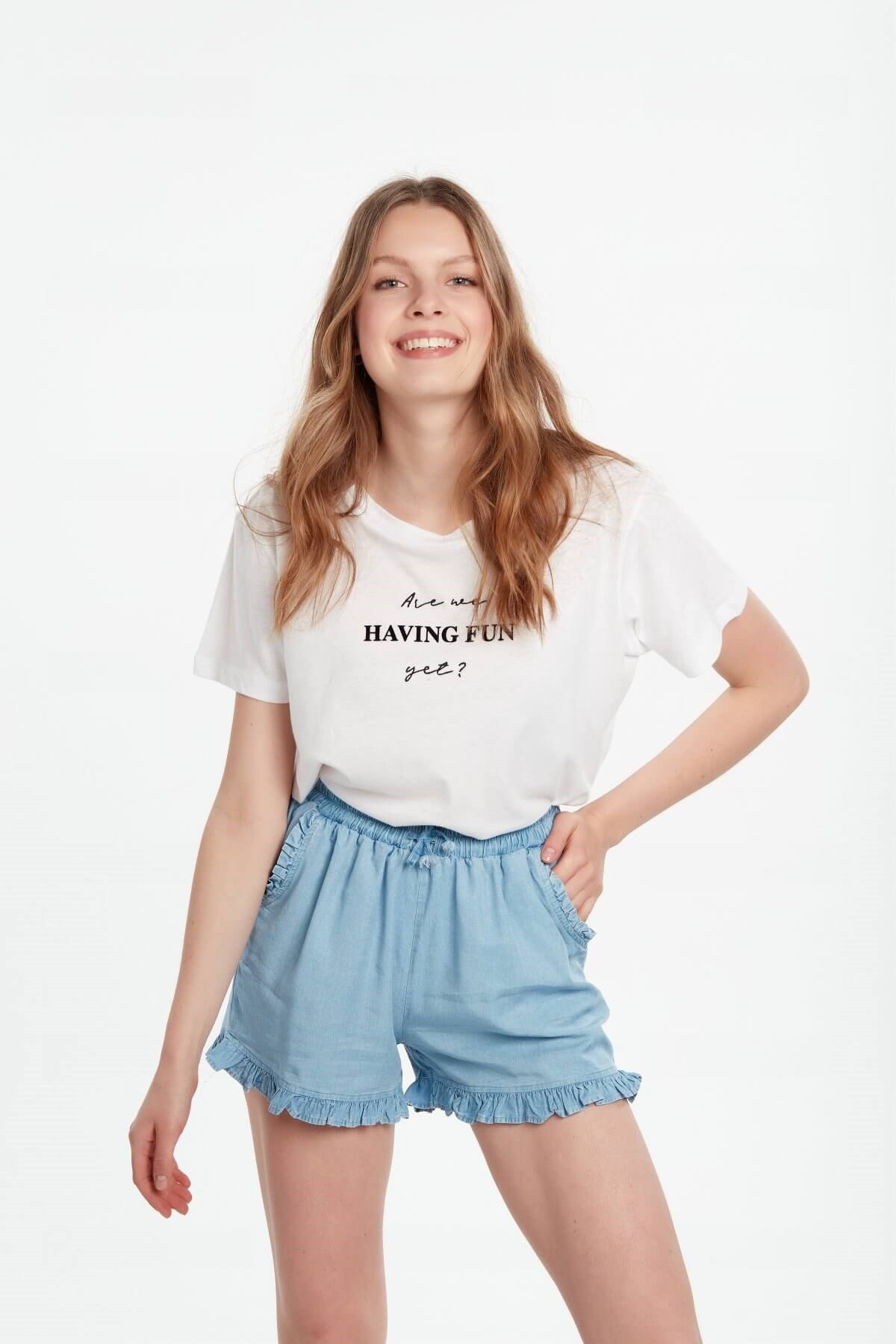 Kot görünümlü kumaş şort fırfırlı ve diğer Şort modellerimiz için online alışveriş mağazamızı ziyaret edin. 