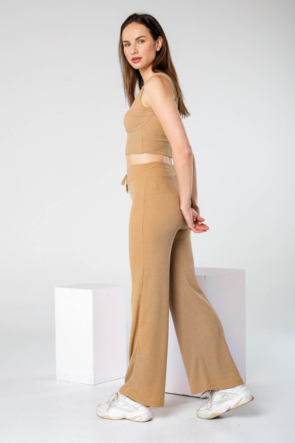 Krem Rengi Fitilli Eşofman Bustiyer Takım ve diğer Spor Giyim modellerimiz için online alışveriş mağazamızı ziyaret edin. 