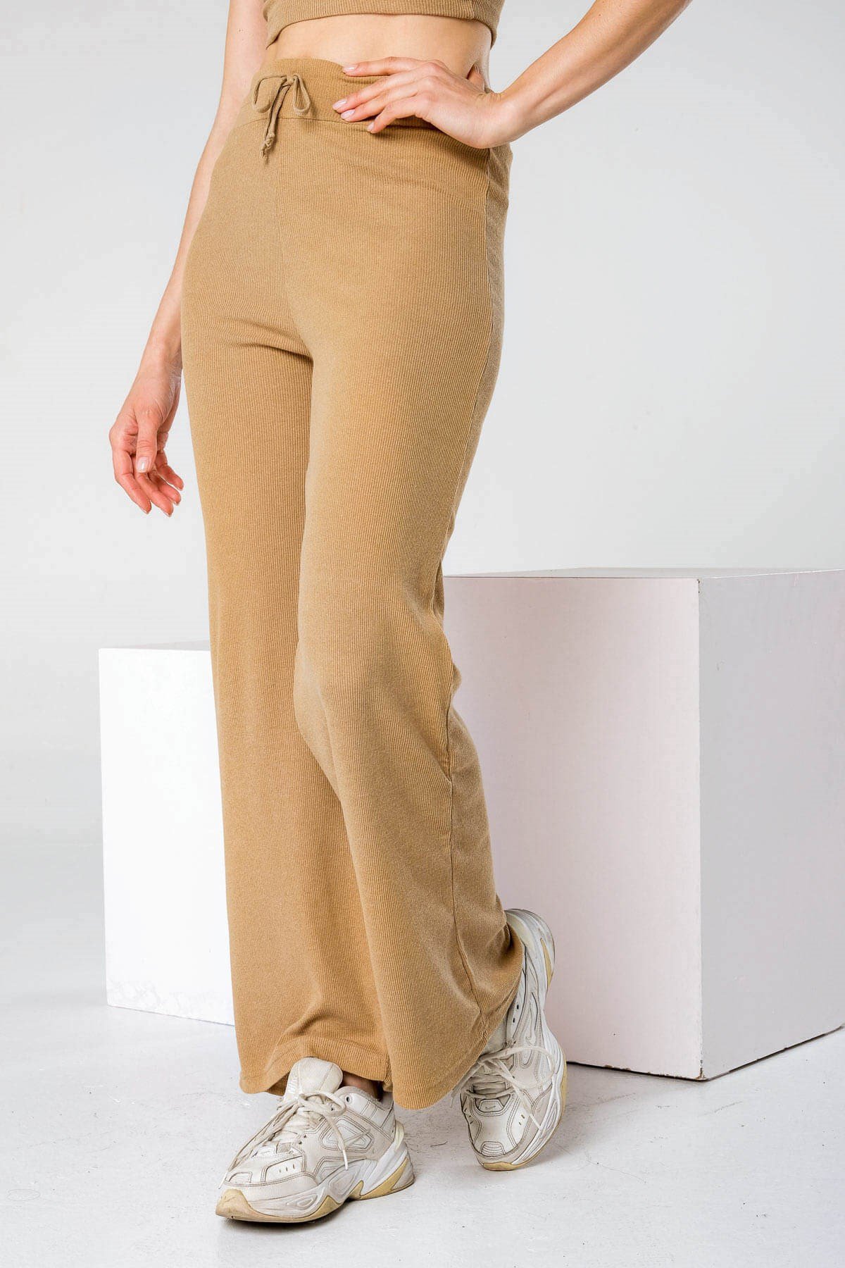 Krem Rengi Fitilli Eşofman Bustiyer Takım ve diğer Spor Giyim modellerimiz için online alışveriş mağazamızı ziyaret edin. 