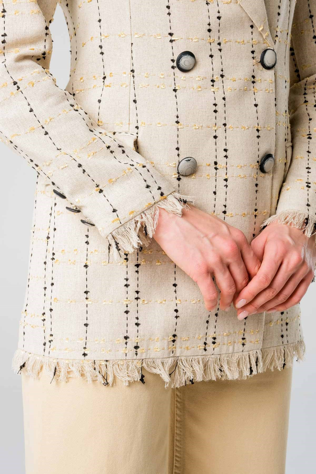 Krem Rengi Siyah-Sarı Ekoseli Kruvaze Yaka Önden Düğmeli Tuvit Keten Ceket  ve diğer Ceket modellerimiz için online alışveriş mağazamızı ziyaret edin. 