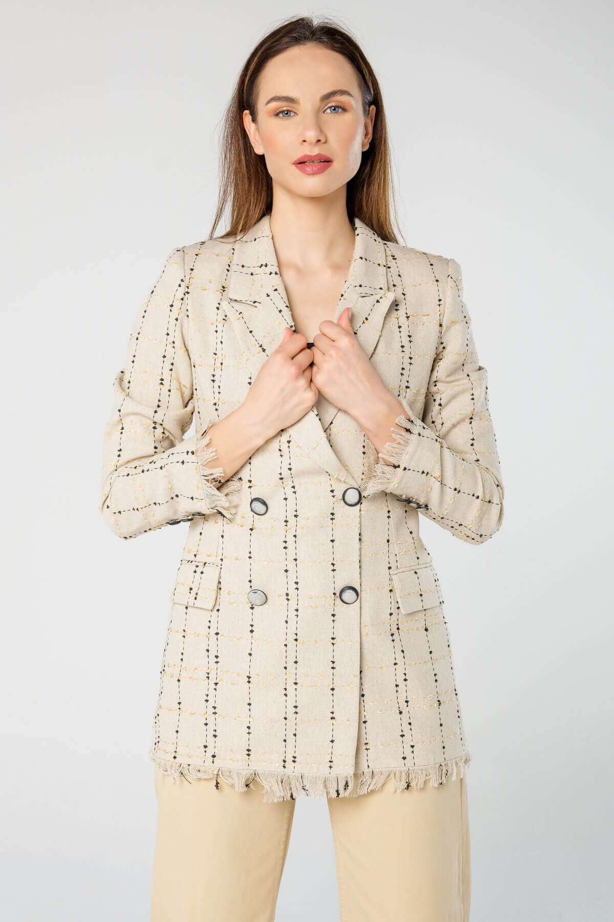 Krem Rengi Siyah-Sarı Ekoseli Kruvaze Yaka Önden Düğmeli Tuvit Keten Ceket  ve diğer Ceket modellerimiz için online alışveriş mağazamızı ziyaret edin. 