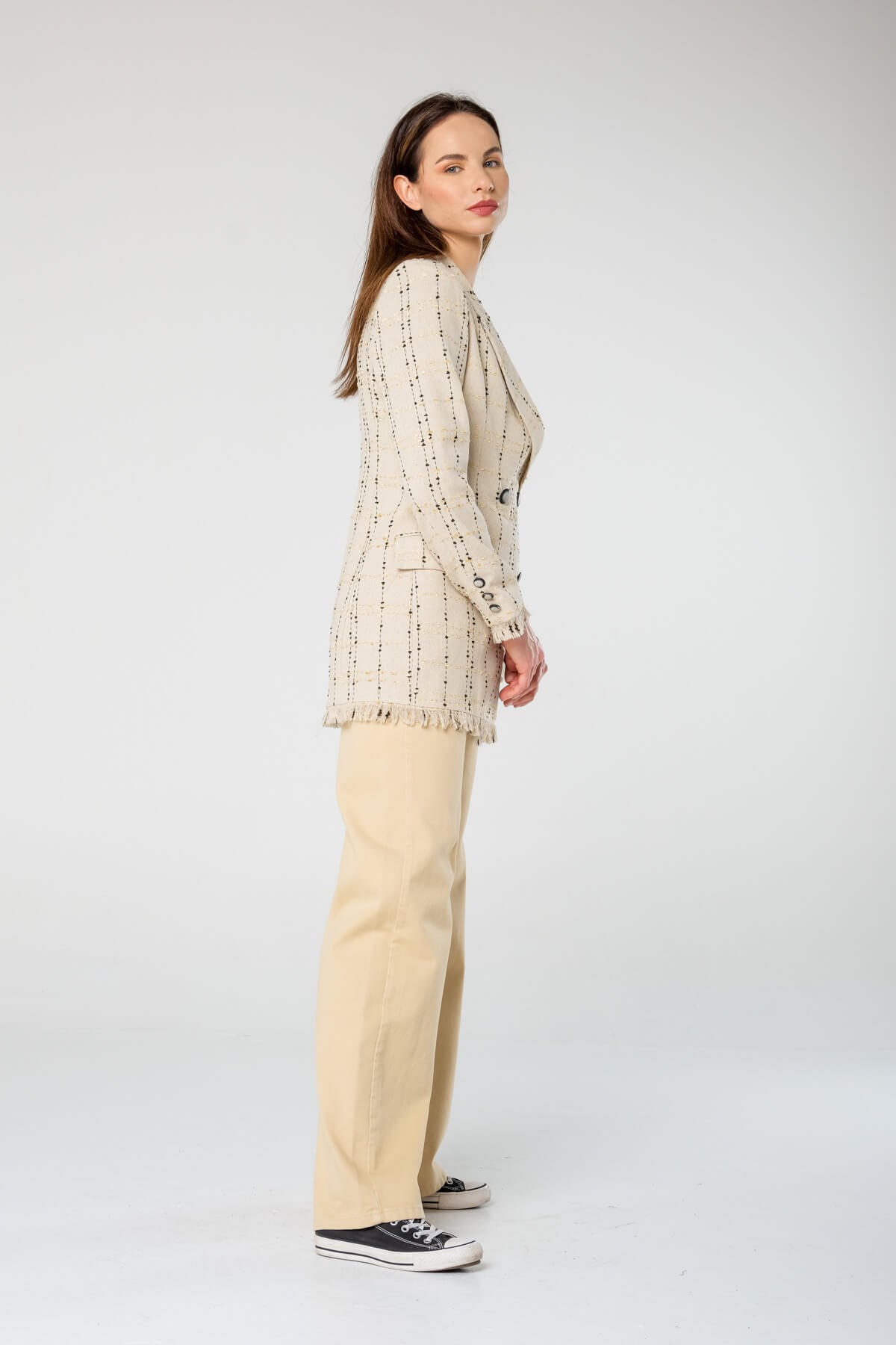 Krem Rengi Siyah-Sarı Ekoseli Kruvaze Yaka Önden Düğmeli Tuvit Keten Ceket  ve diğer Ceket modellerimiz için online alışveriş mağazamızı ziyaret edin. 