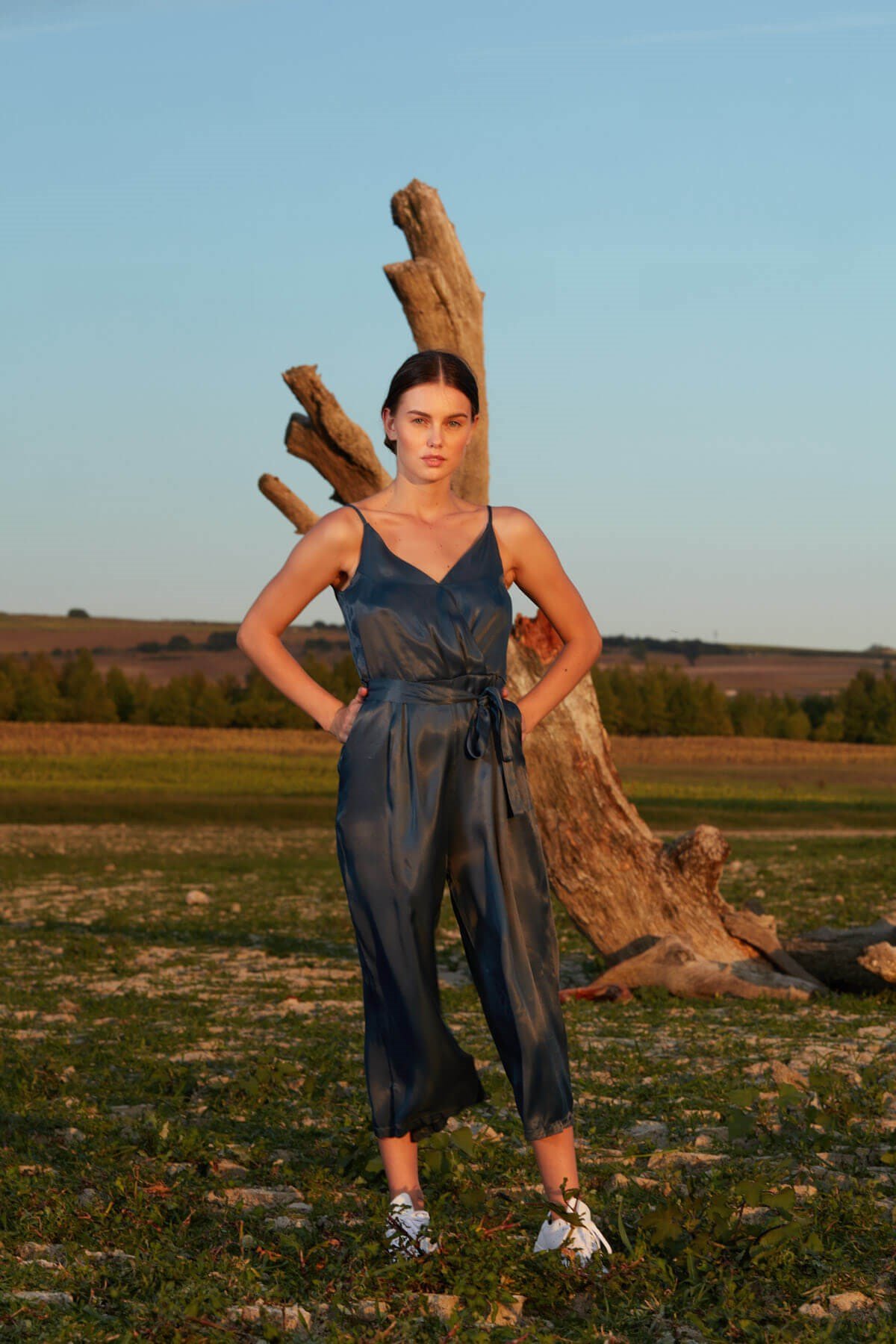 Lacivert askılı belden bağlamalı saten tulum ve diğer Tulum modellerimiz için online alışveriş mağazamızı ziyaret edin. 