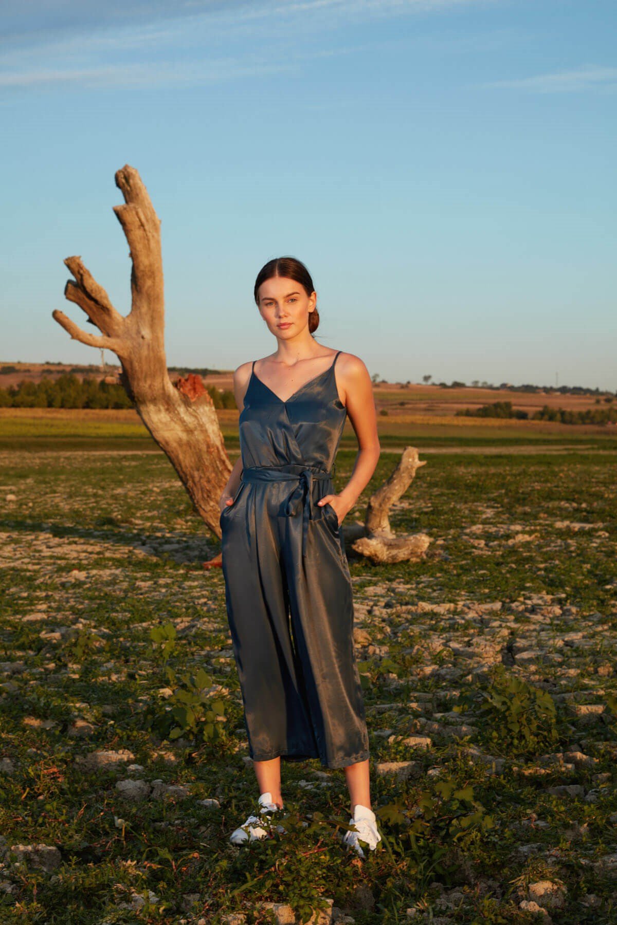 Lacivert askılı belden bağlamalı saten tulum ve diğer Tulum modellerimiz için online alışveriş mağazamızı ziyaret edin. 