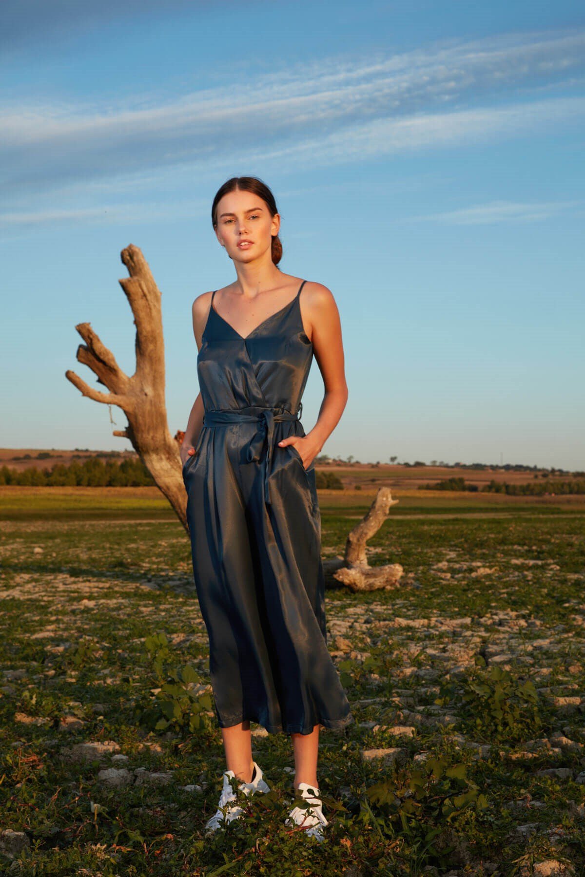 Lacivert askılı belden bağlamalı saten tulum ve diğer Tulum modellerimiz için online alışveriş mağazamızı ziyaret edin. 