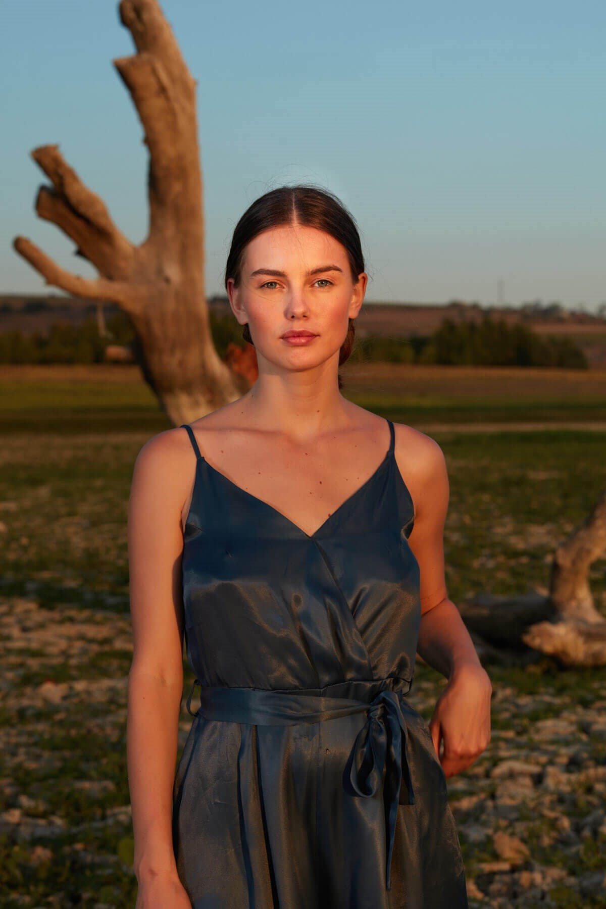 Lacivert askılı belden bağlamalı saten tulum ve diğer Tulum modellerimiz için online alışveriş mağazamızı ziyaret edin. 