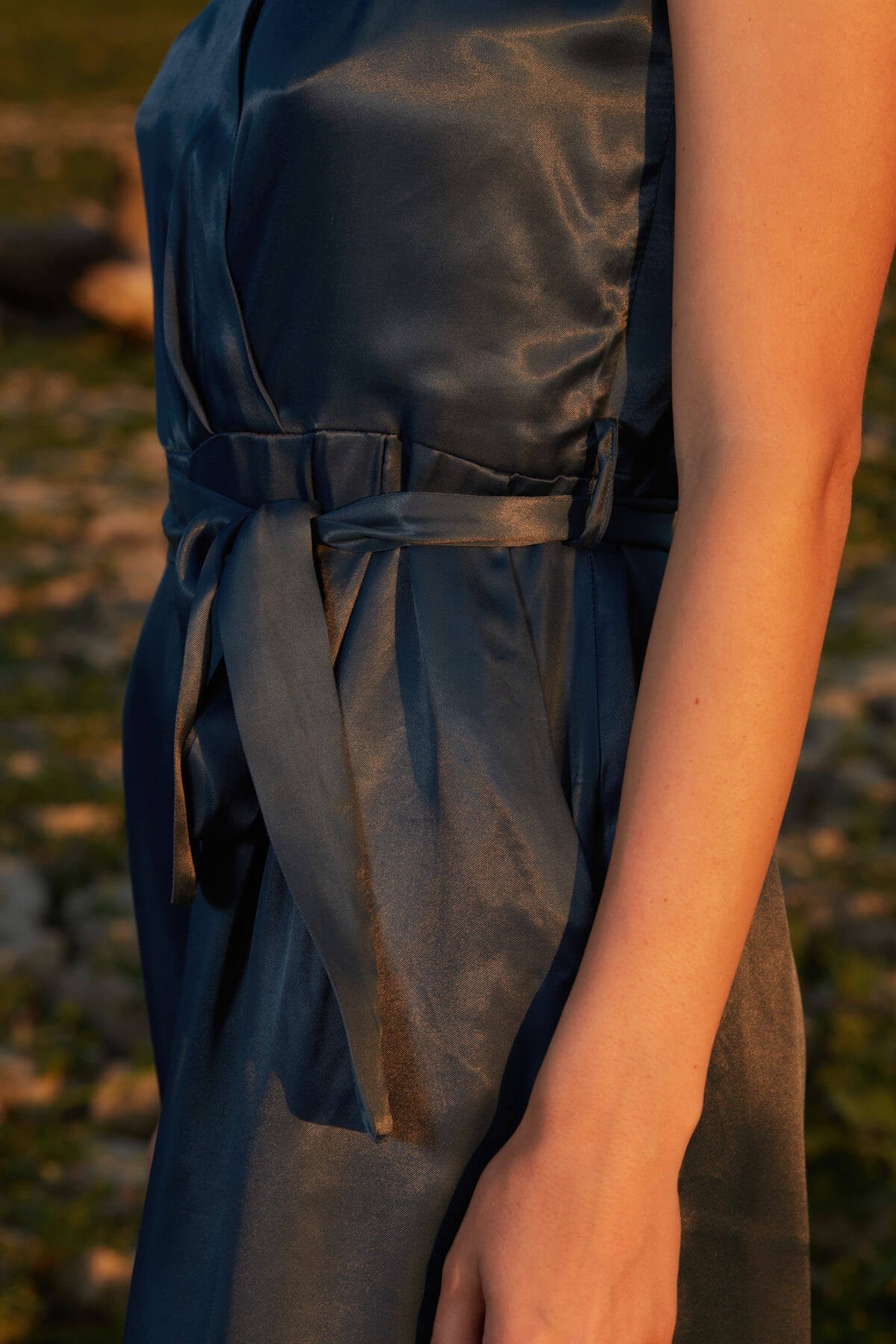 Lacivert askılı belden bağlamalı saten tulum ve diğer Tulum modellerimiz için online alışveriş mağazamızı ziyaret edin. 