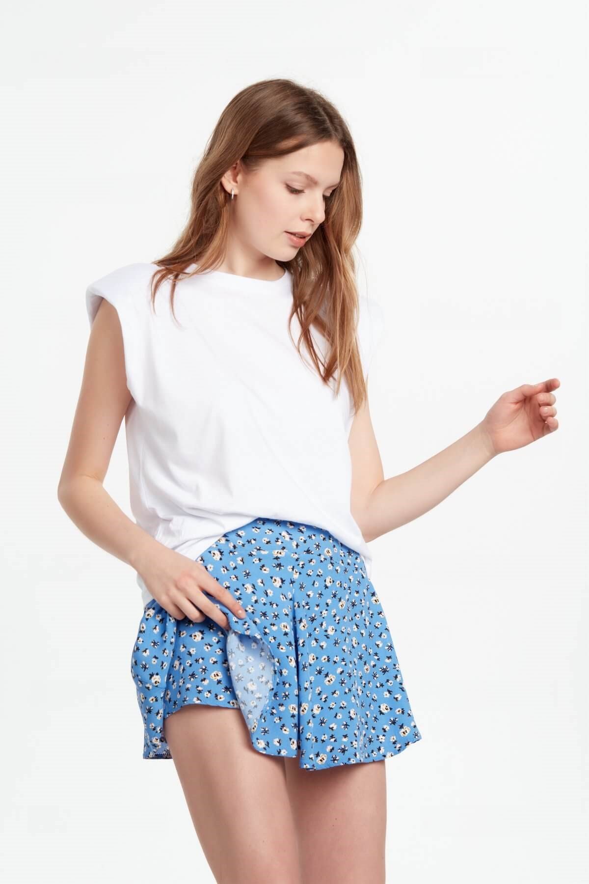 Mavi Çiçekli Şort Etek ve diğer Etek modellerimiz için online alışveriş mağazamızı ziyaret edin. 