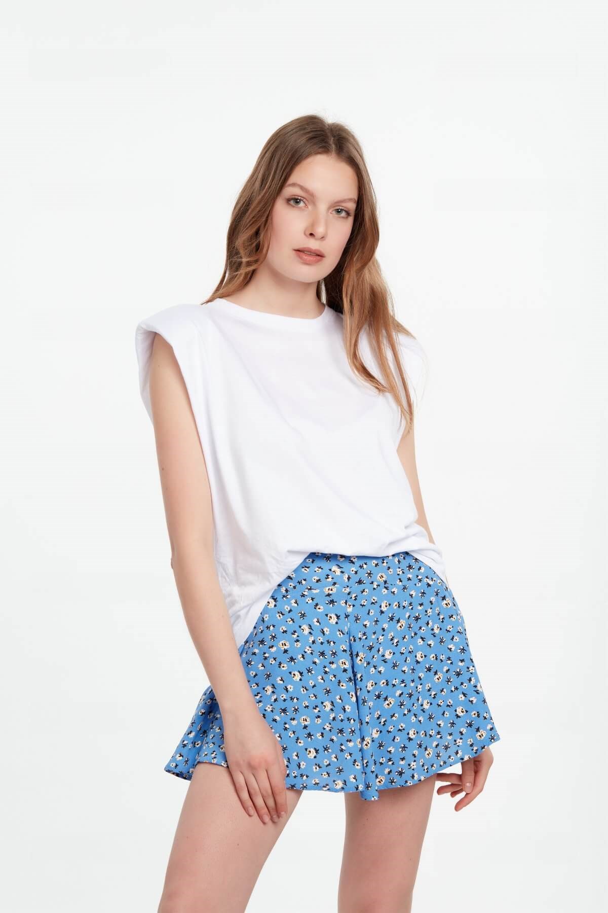 Mavi Çiçekli Şort Etek ve diğer Etek modellerimiz için online alışveriş mağazamızı ziyaret edin. 
