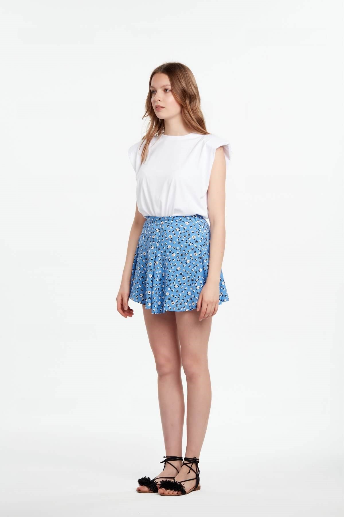 Mavi Çiçekli Şort Etek ve diğer Etek modellerimiz için online alışveriş mağazamızı ziyaret edin. 