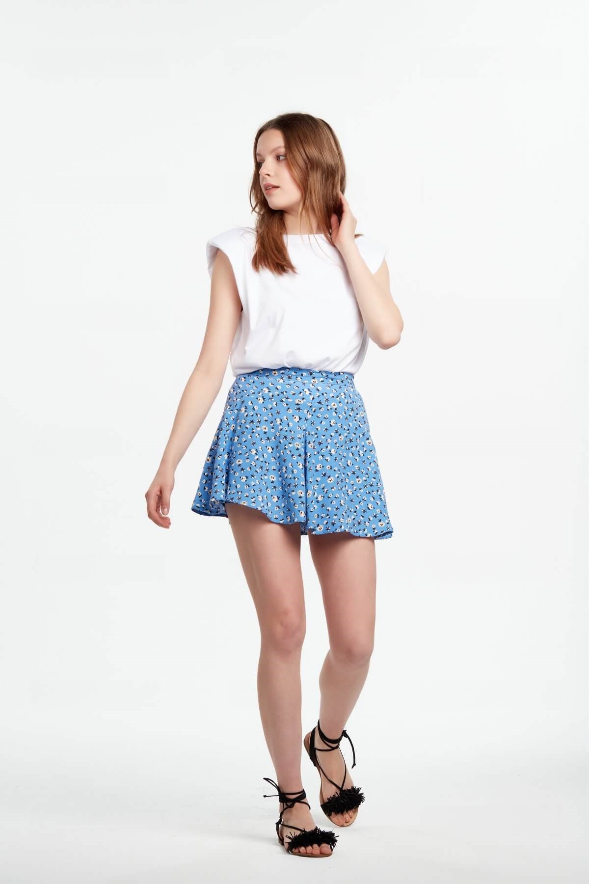 Mavi Çiçekli Şort Etek ve diğer Etek modellerimiz için online alışveriş mağazamızı ziyaret edin. 